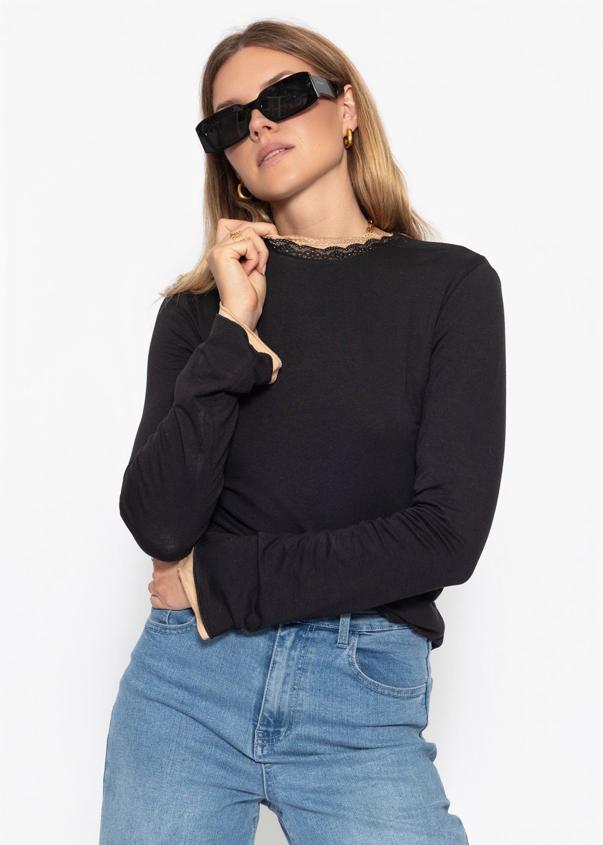 Langarmshirt mit Spitzeneinsatz - schwarz