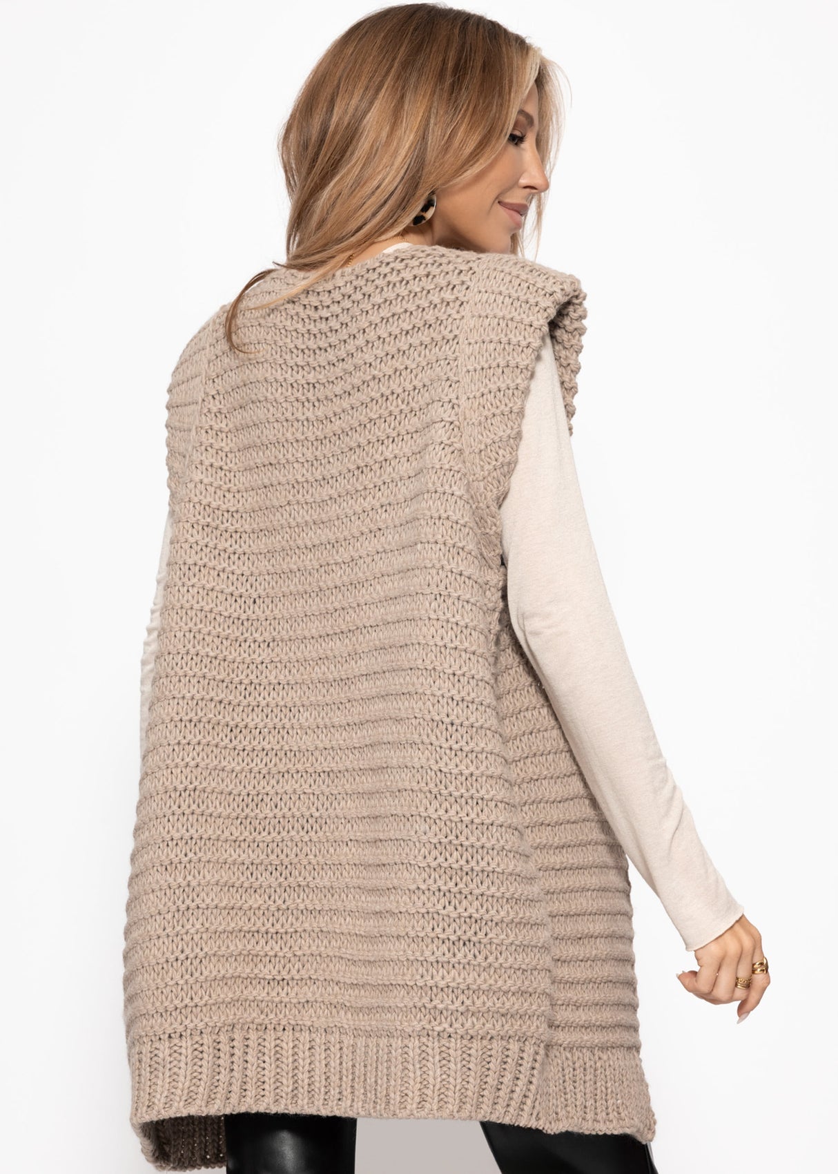 Lange ärmellose Strickweste mit strukturierten Schultern - taupe