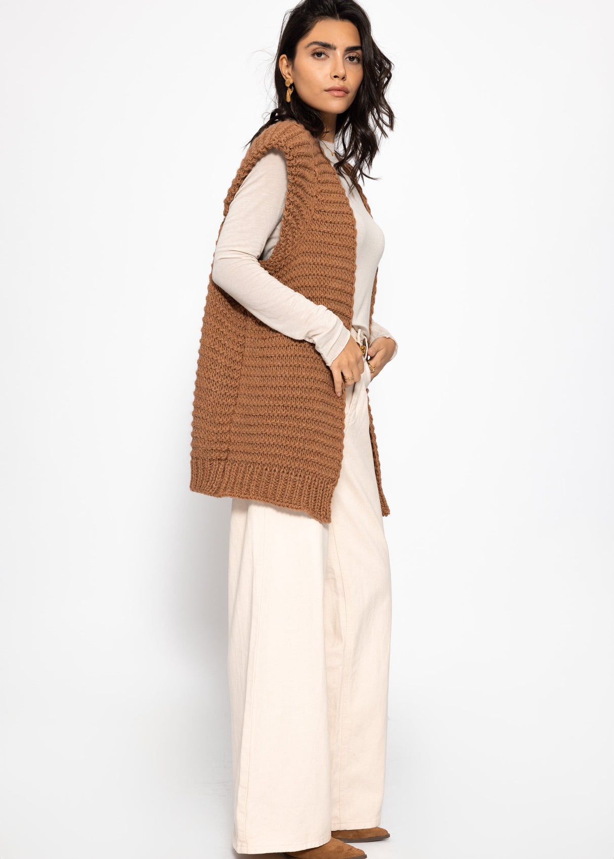 Lange ärmellose Strickweste mit strukturierten Schultern - camel