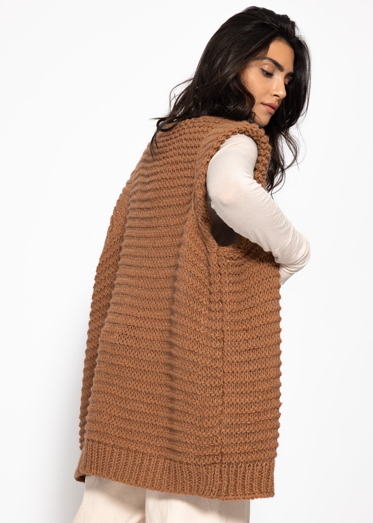 Lange ärmellose Strickweste mit strukturierten Schultern - camel