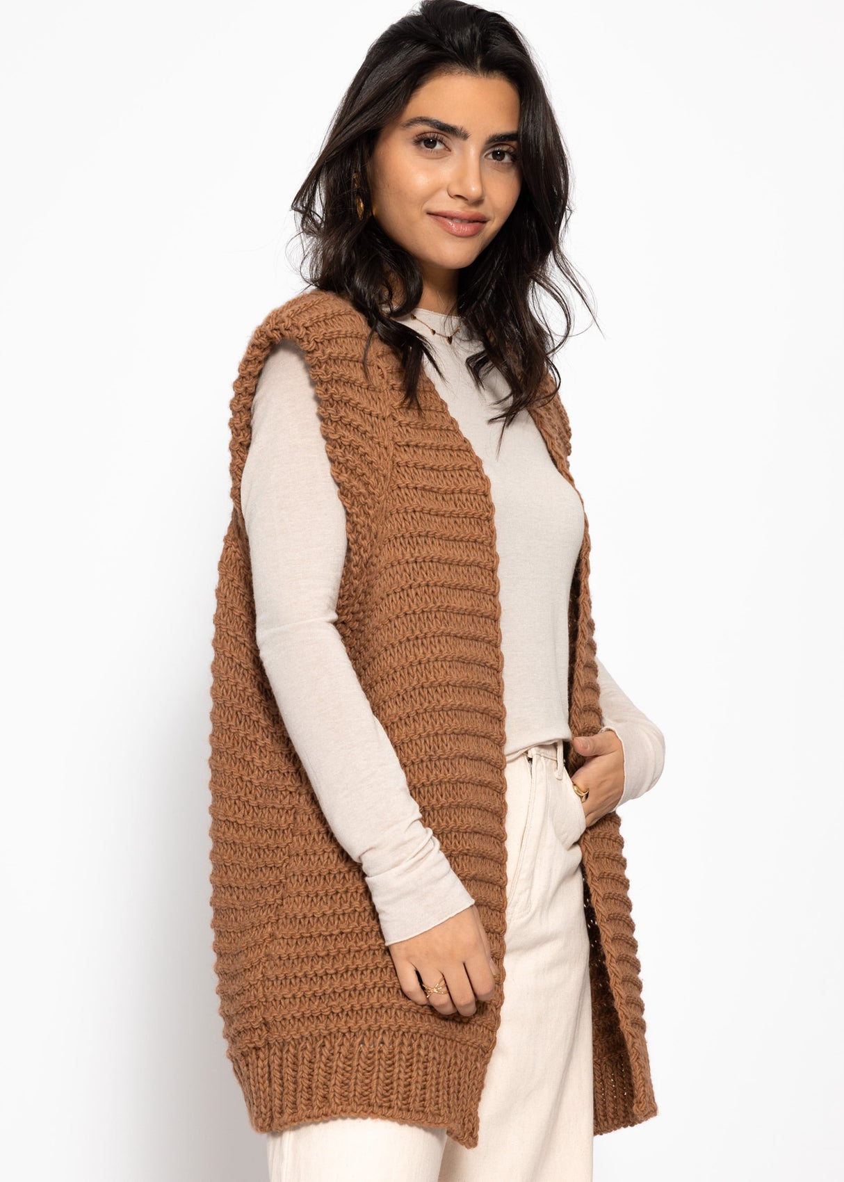 Lange ärmellose Strickweste mit strukturierten Schultern - camel