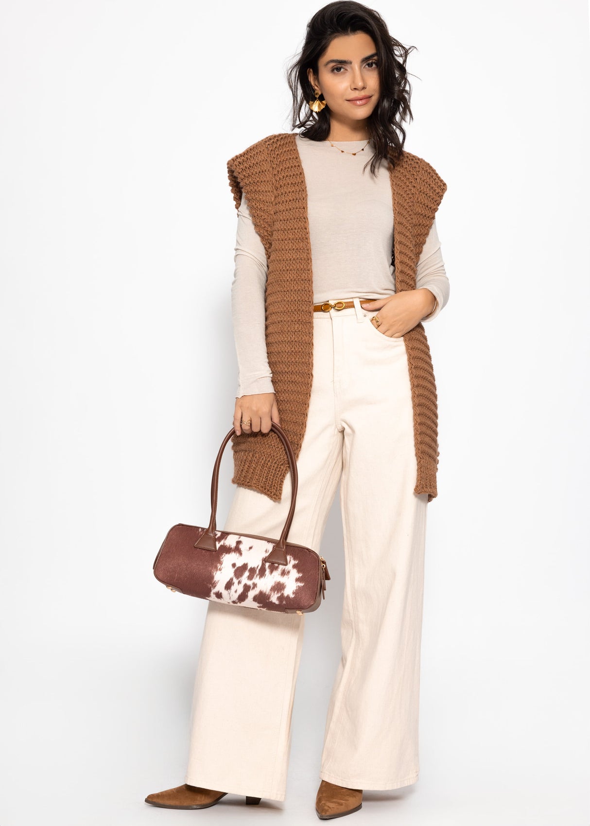 Lange ärmellose Strickweste mit strukturierten Schultern - camel