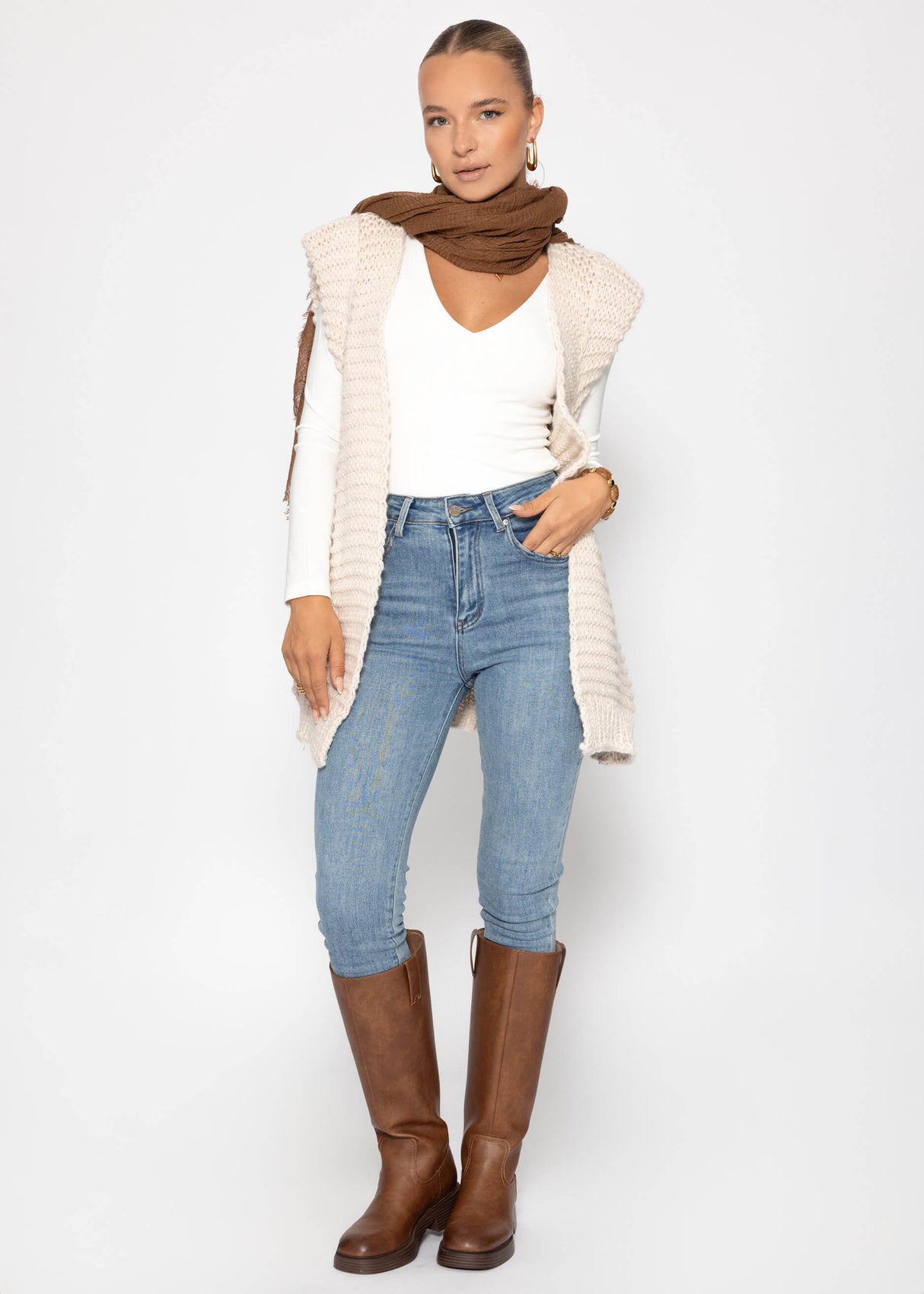 Lange ärmellose Strickweste mit strukturierten Schultern - offwhite