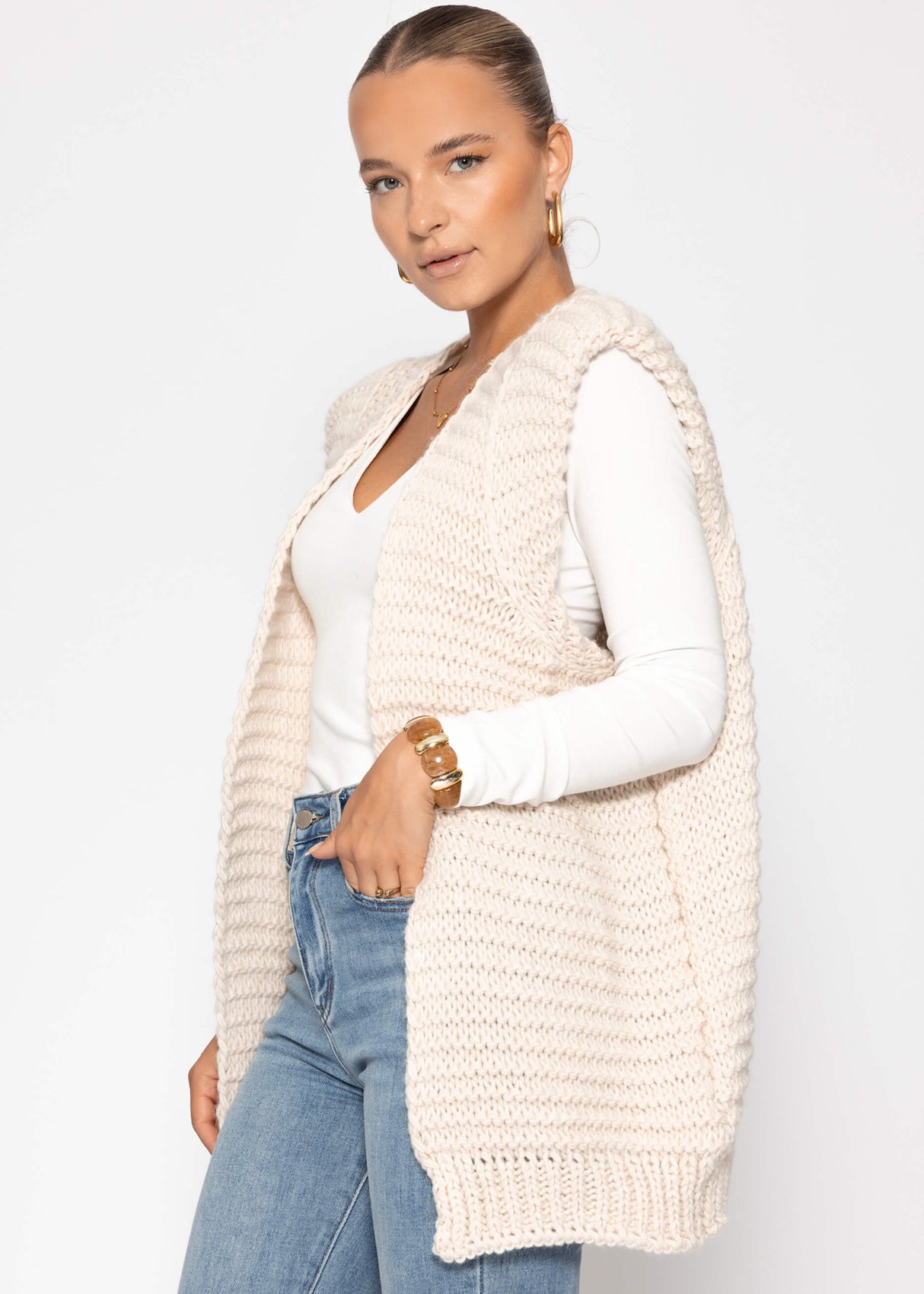 Lange ärmellose Strickweste mit strukturierten Schultern - offwhite