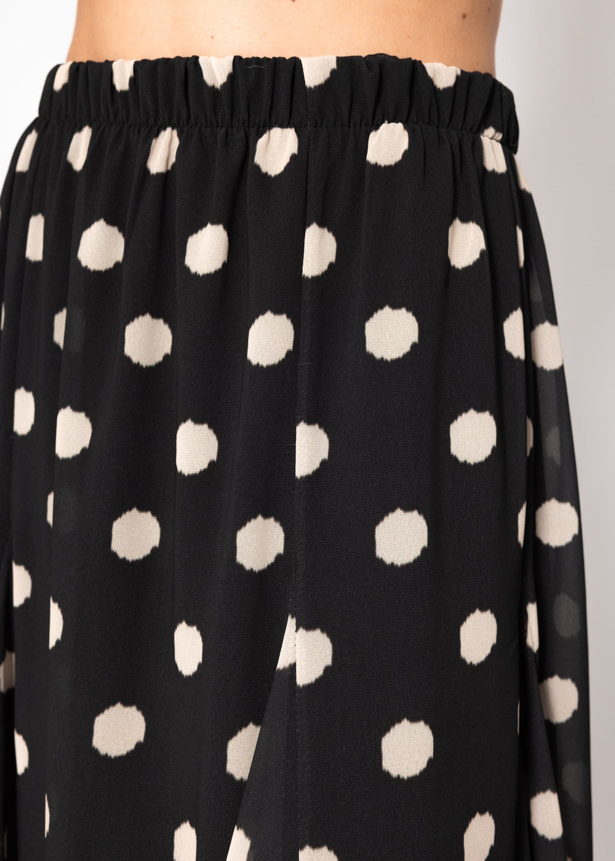 Long chiffon rock with polka dot print - black