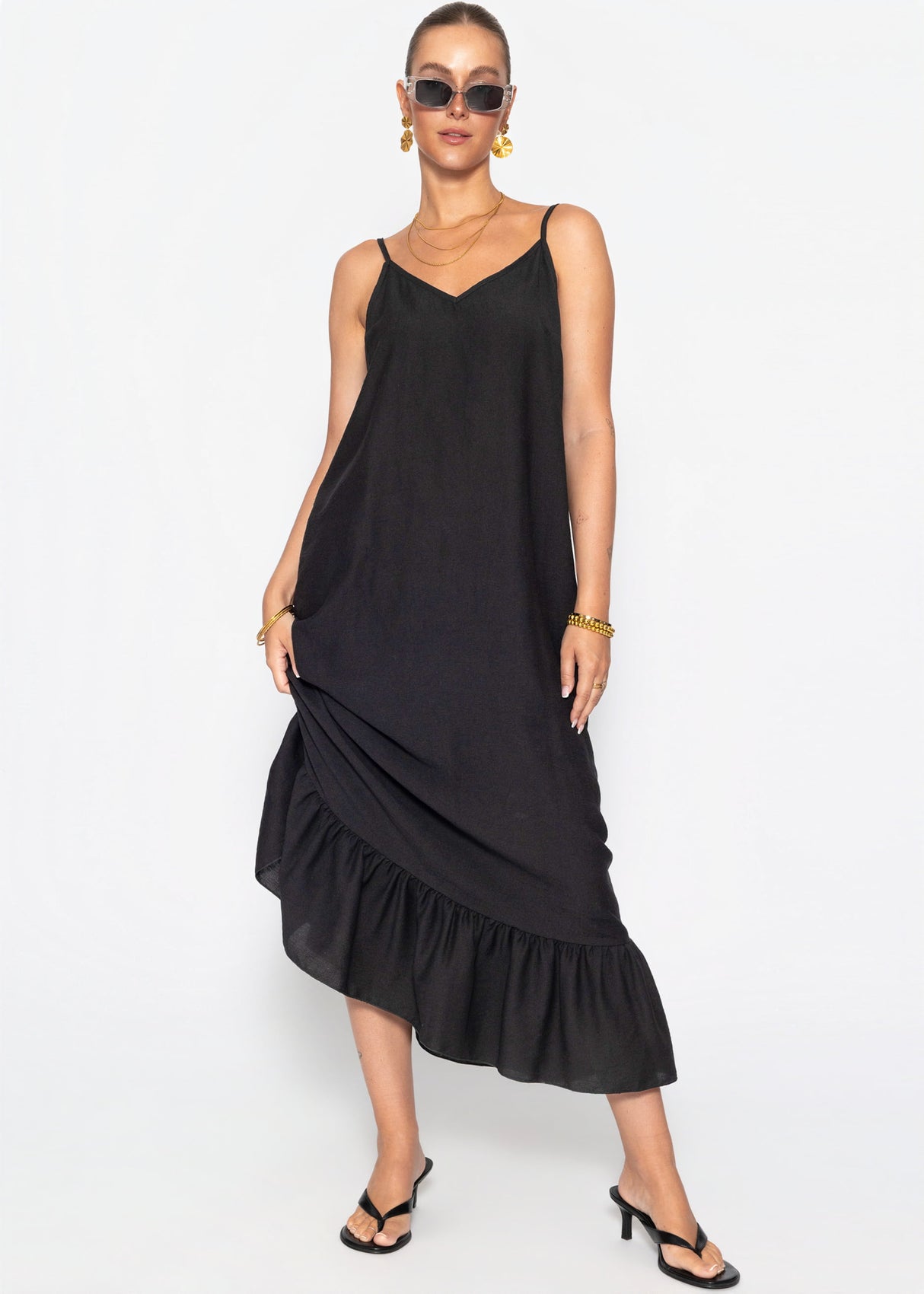 Langes Kleid mit Trägern und Volant - schwarz
