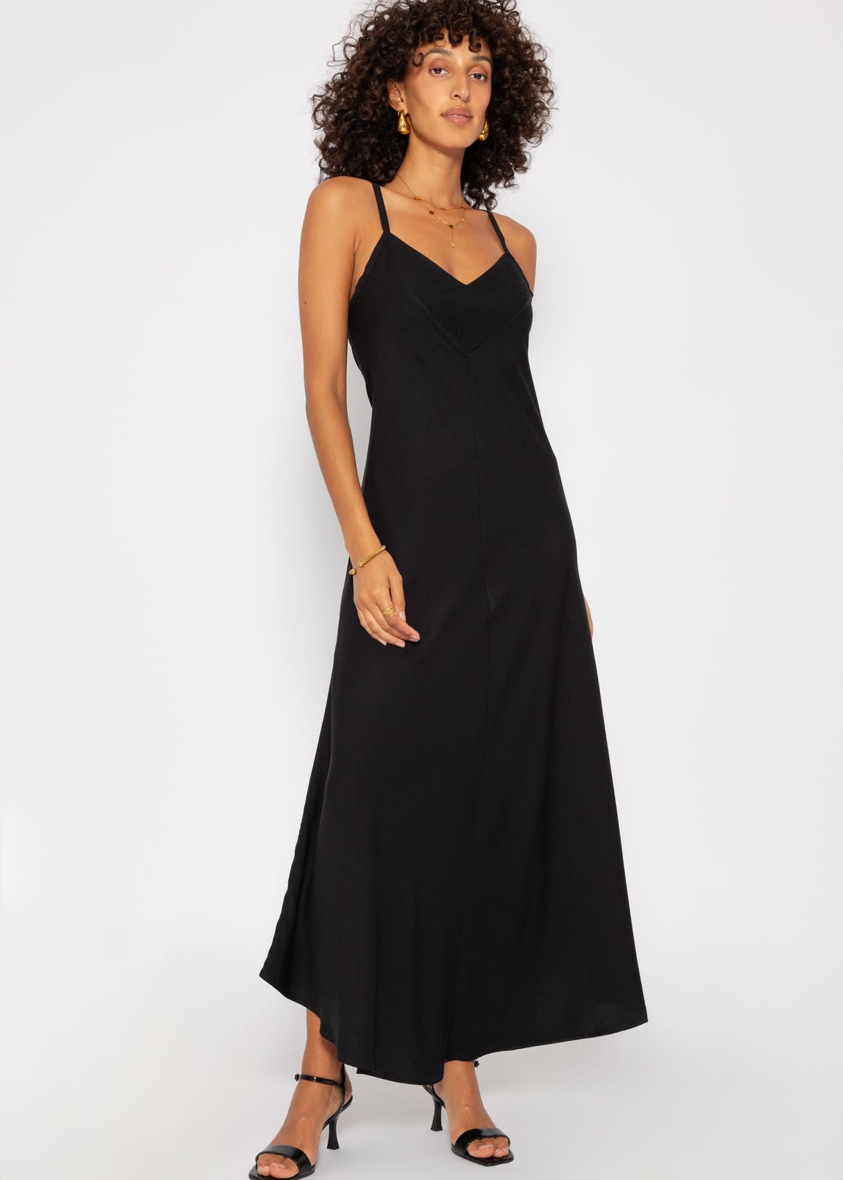 Flowing V-neck maxi dress - black