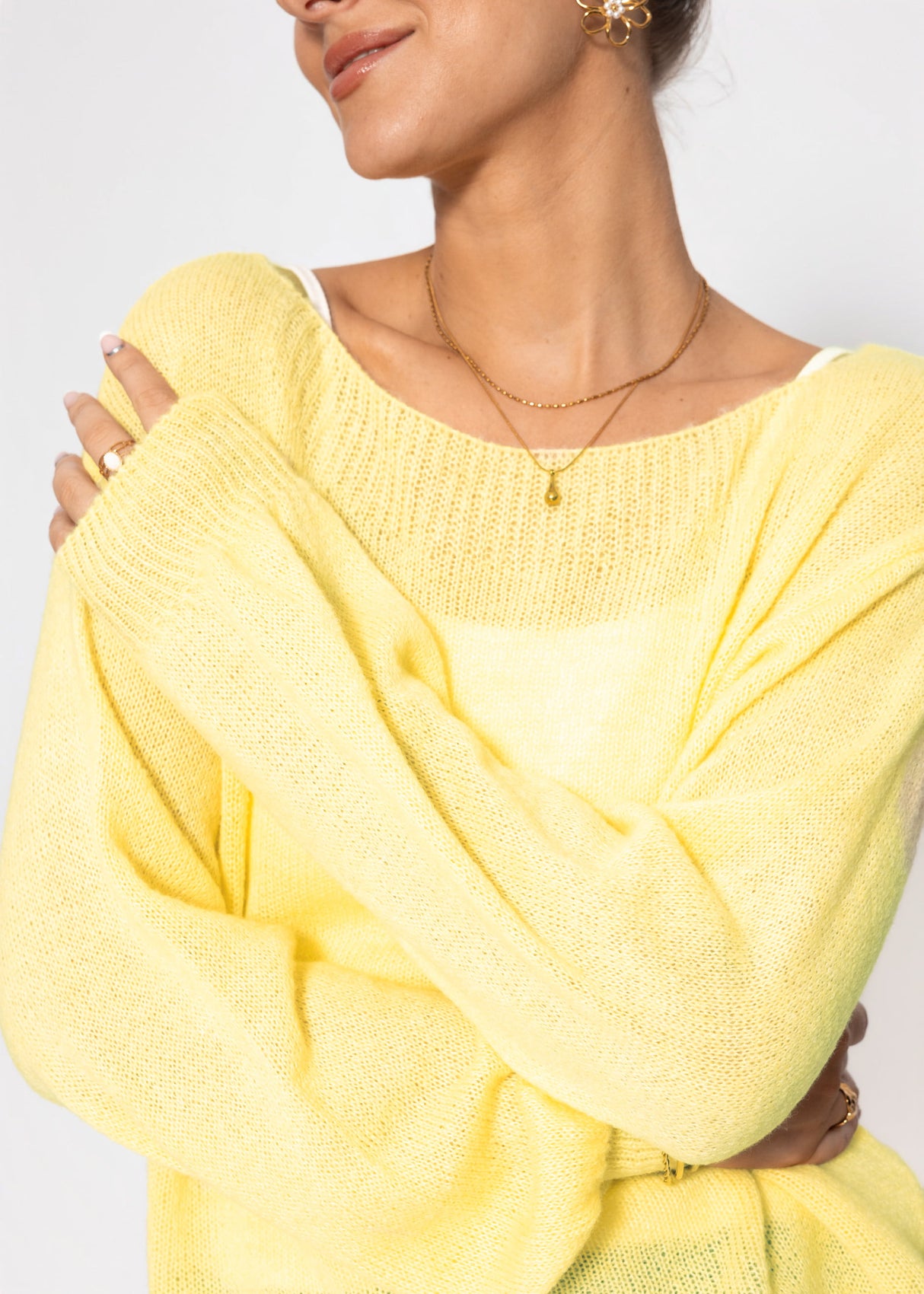 Leicht transparenter Feinstrickpullover - buttergelb