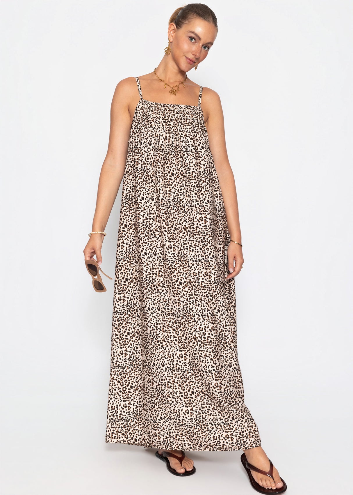 Lockeres Trägerkleid mit Leo-Print - beige