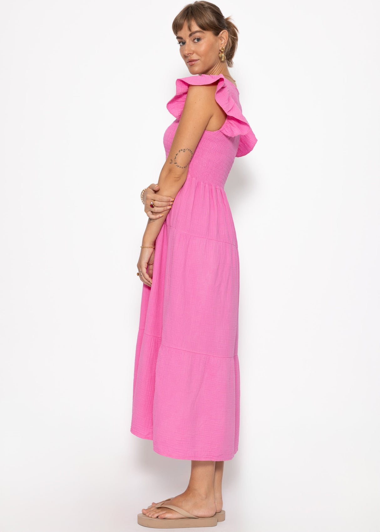 Maxi Musselin Kleid mit Volants und Flügelärmel - pink