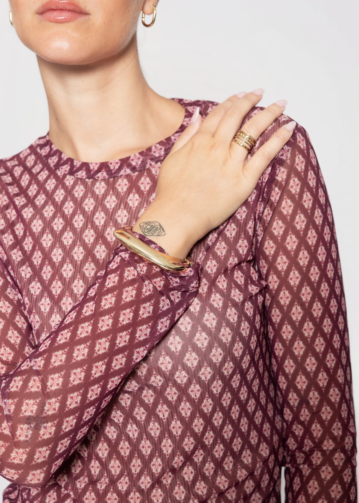 Mesh Langarmshirt mit geometrischem Muster - burgundy