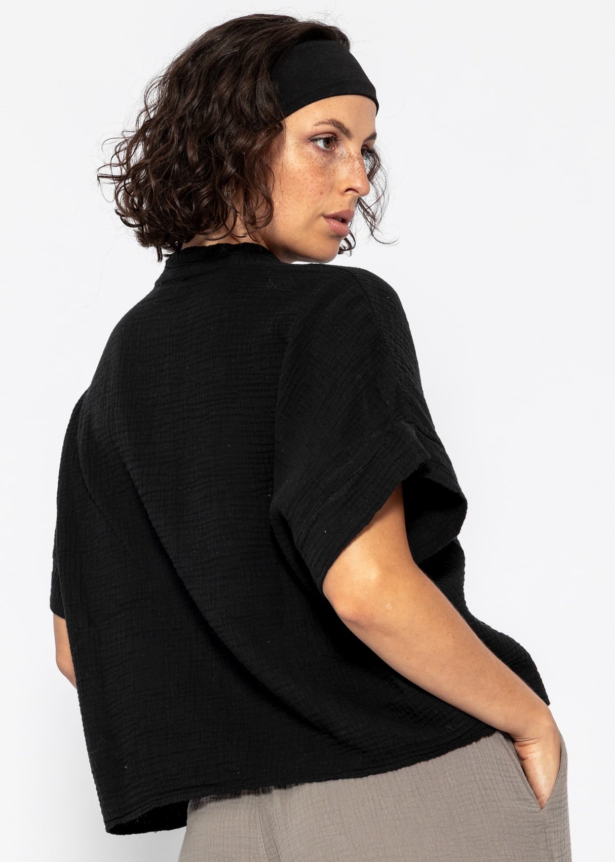 Muslin blouse with short sleeves - black