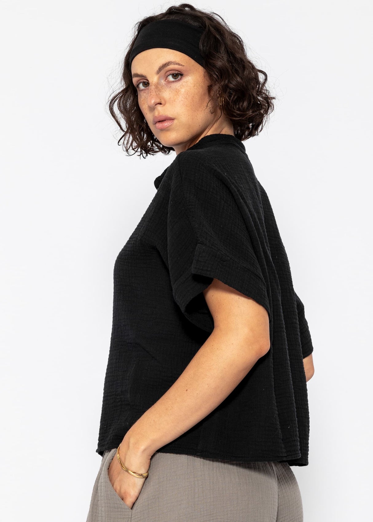 Muslin blouse with short sleeves - black