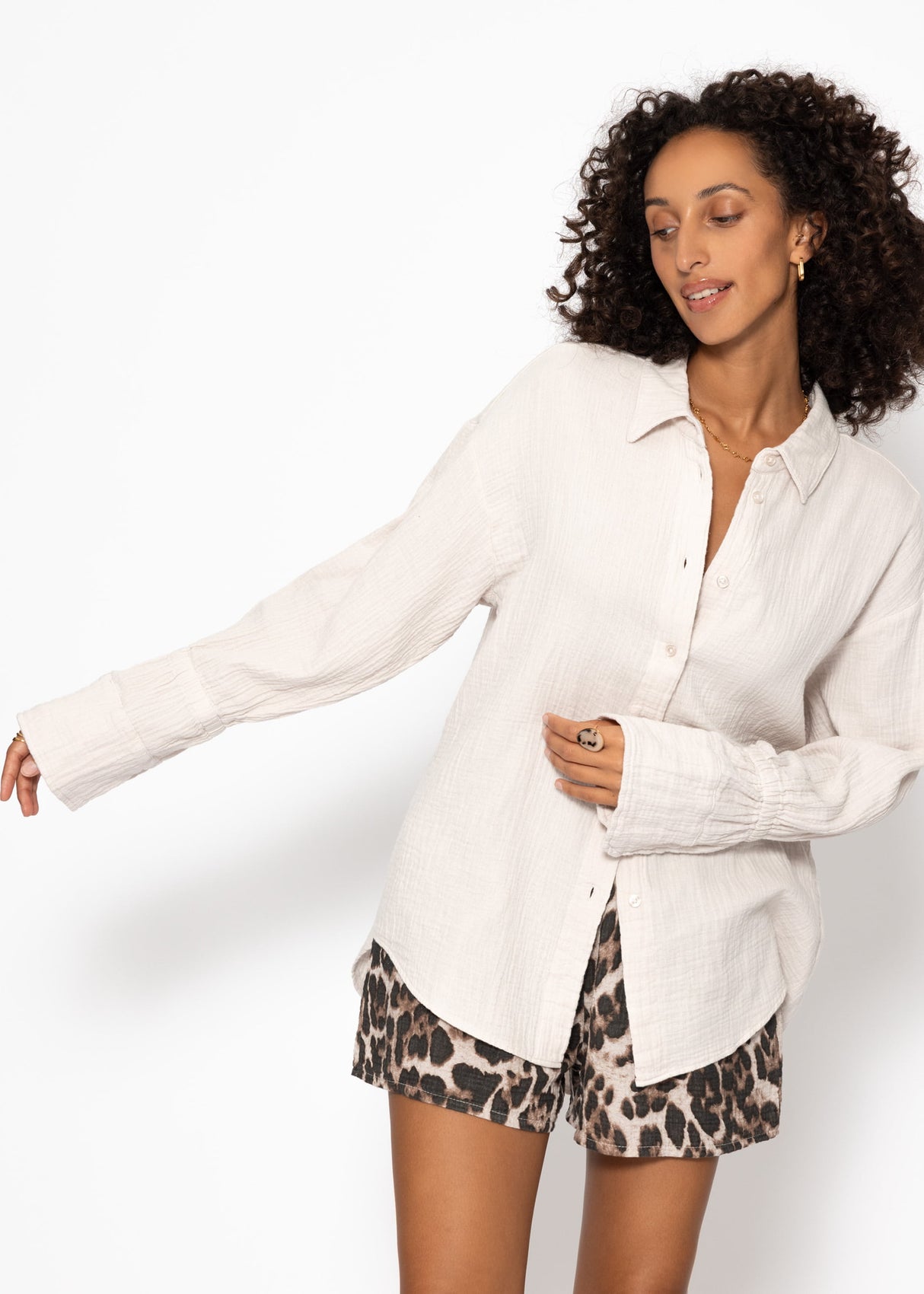 Musselin Bluse mit breiten Manschetten - hellbeige