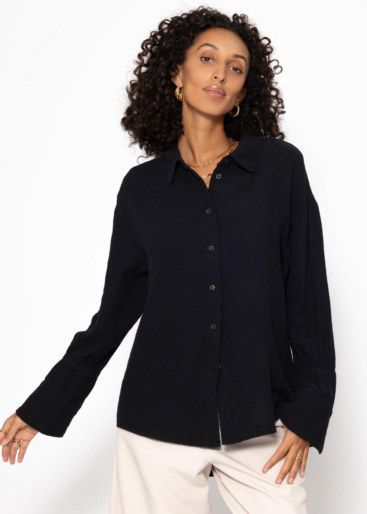 Musselin Bluse mit breiten Manschetten - schwarz
