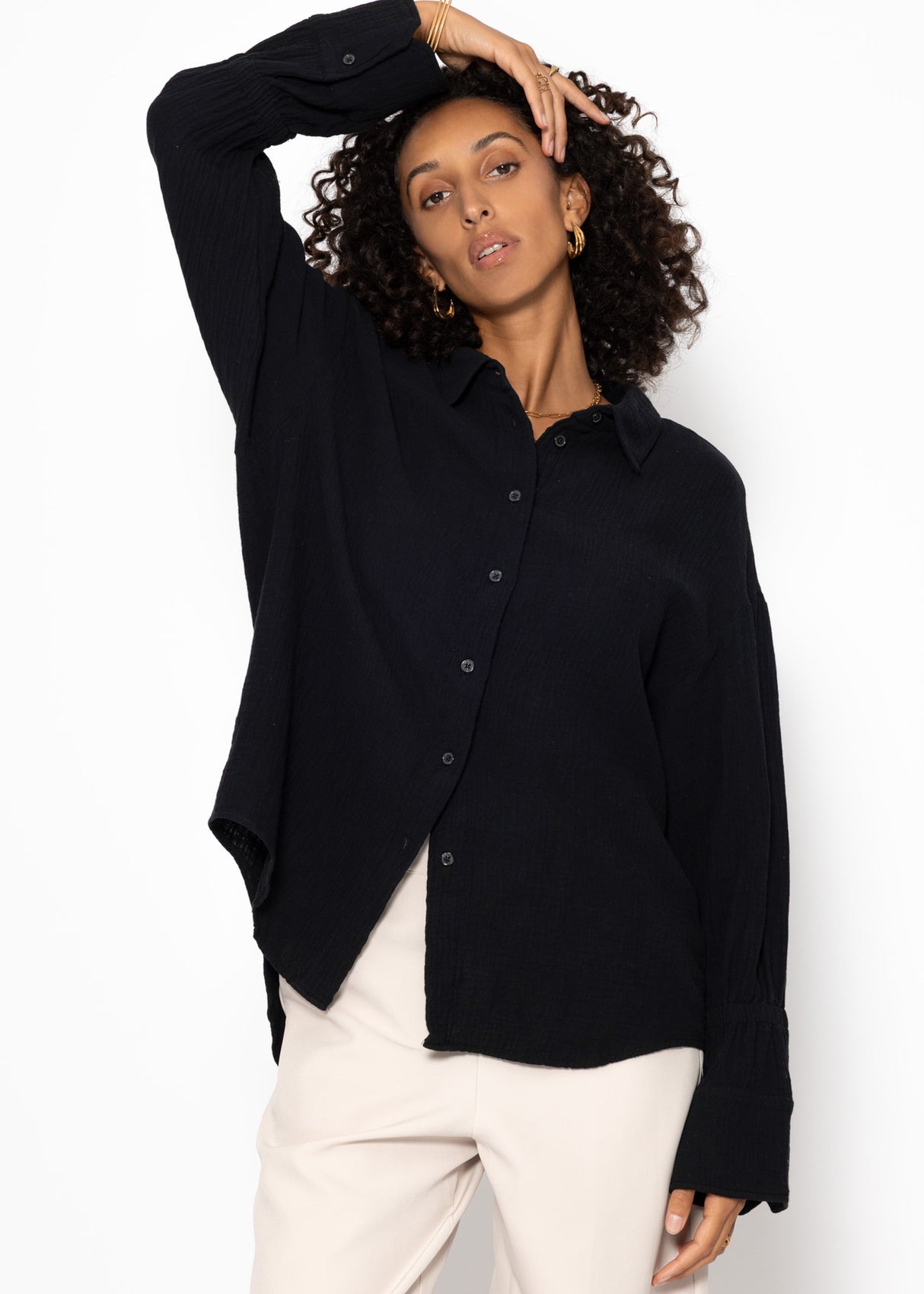 Musselin Bluse mit breiten Manschetten - schwarz