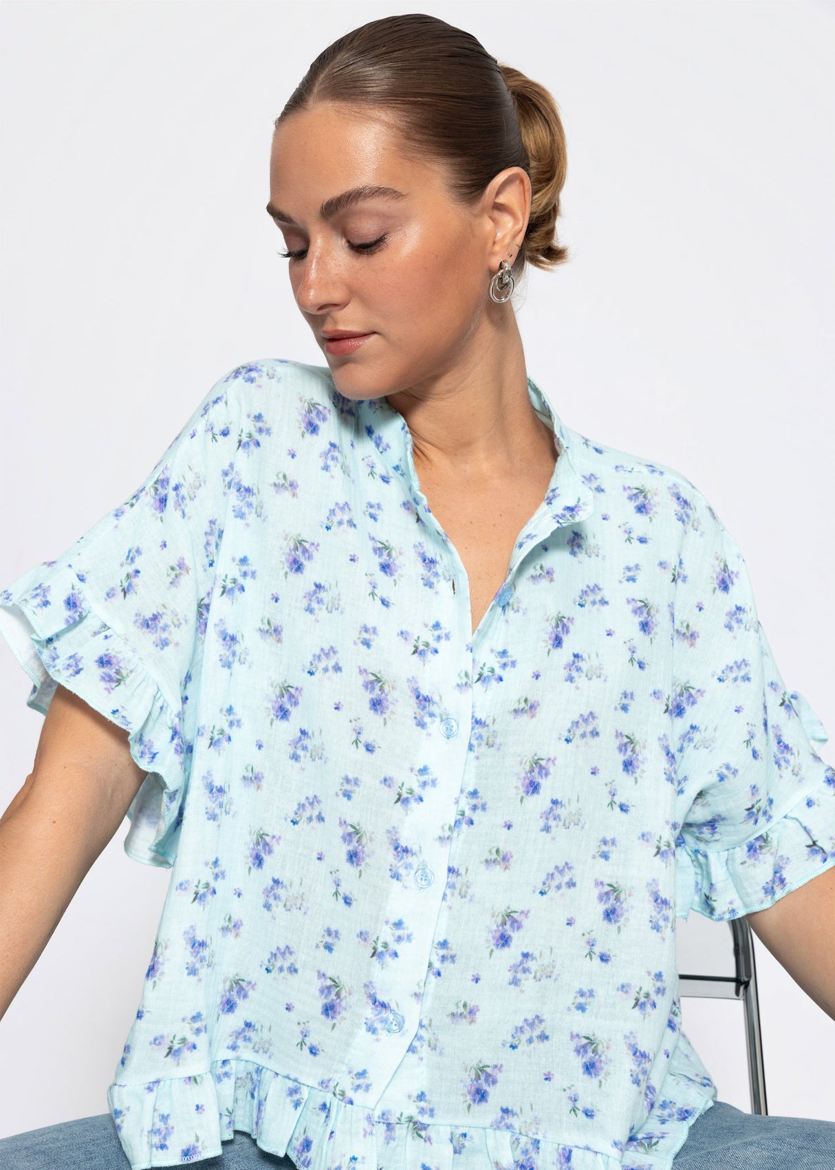 Musselin Bluse mit Rüschensaum und Blumenprint - blau