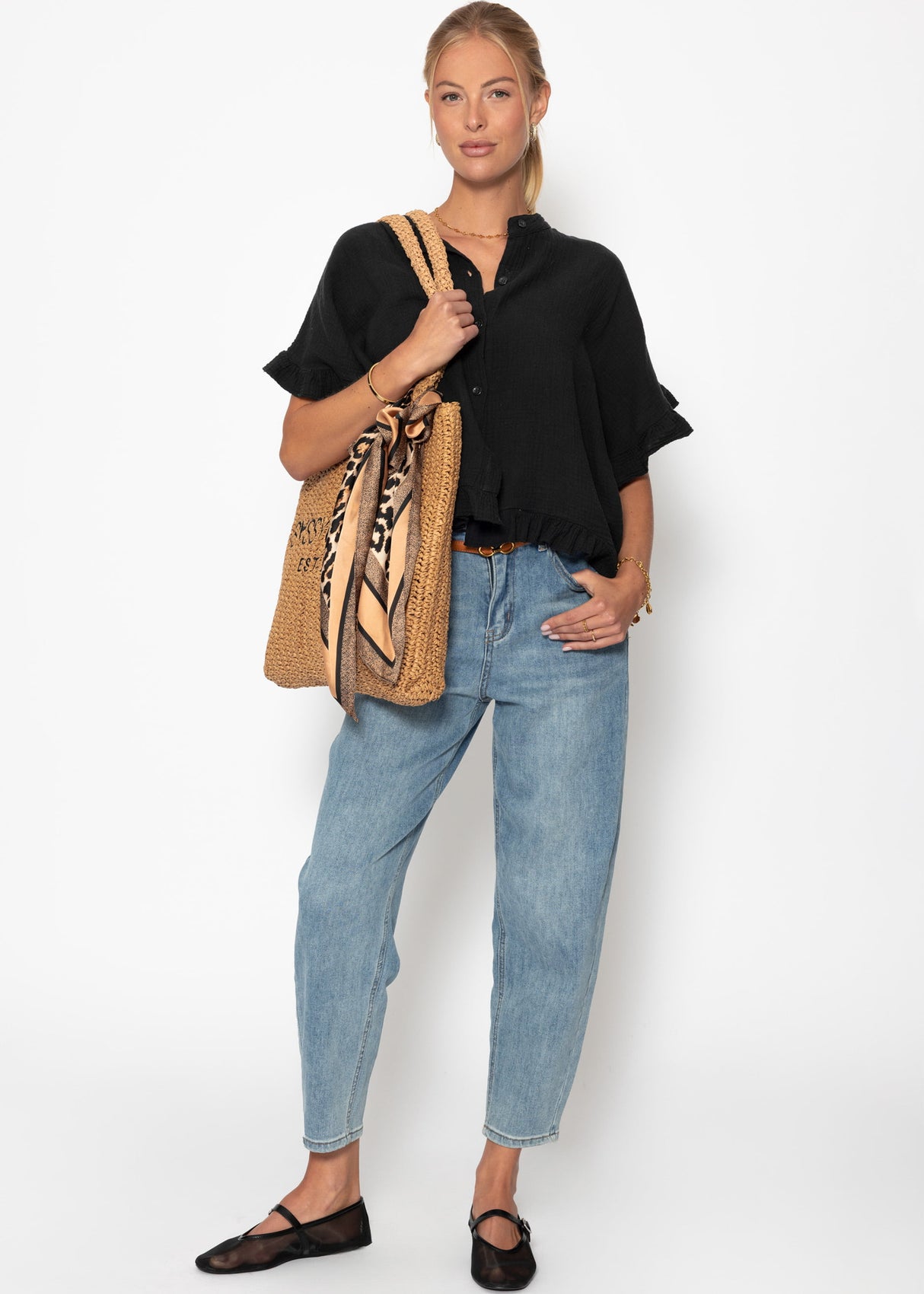 Musselin blouse with ruffled hem - black