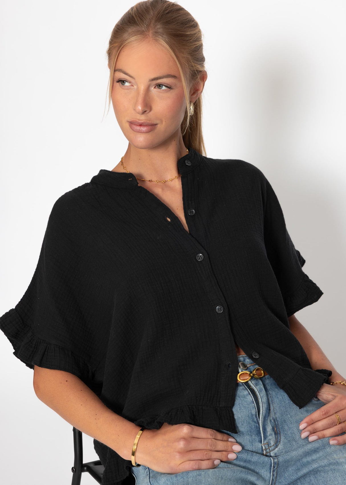 Musselin blouse with ruffled hem - black