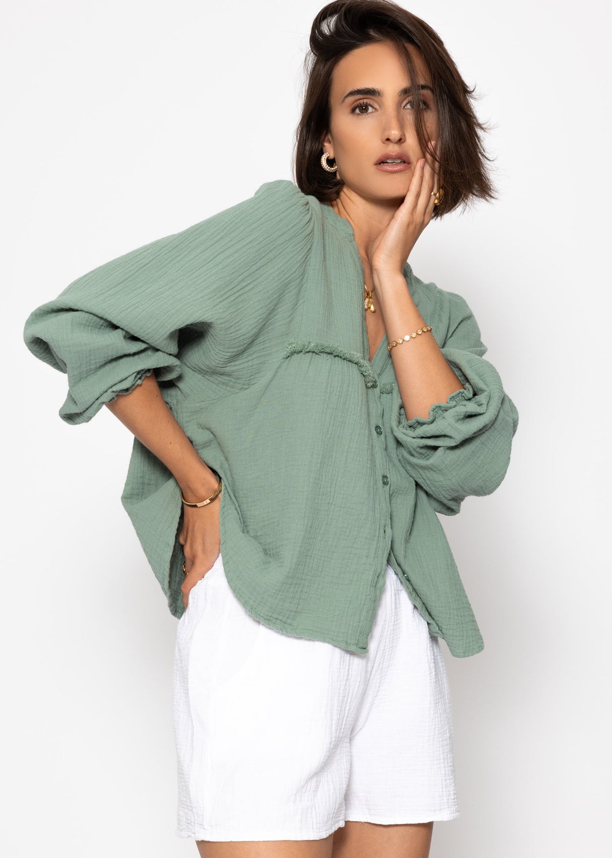 Musselin Bluse mit V-Ausschnitt und Fransen - salbeigrün