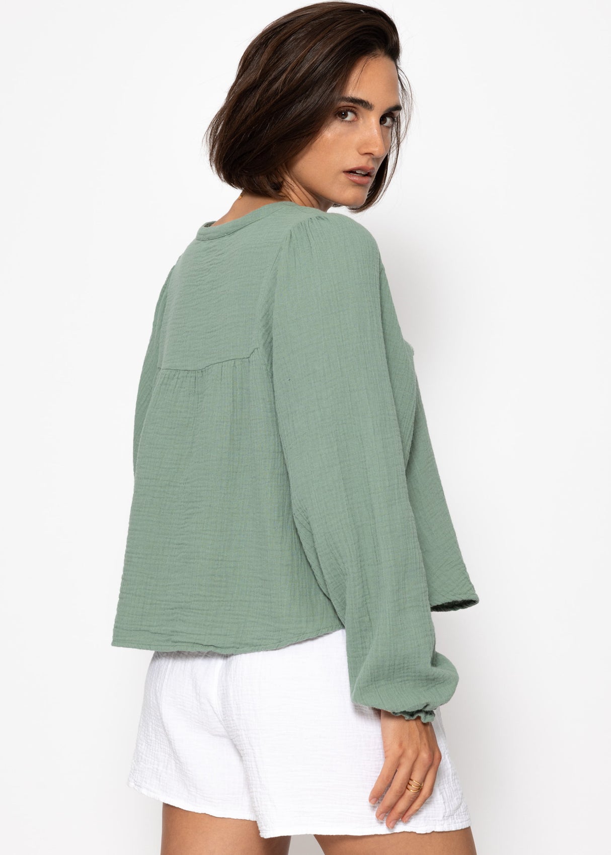 Musselin Bluse mit V-Ausschnitt und Fransen - salbeigrün