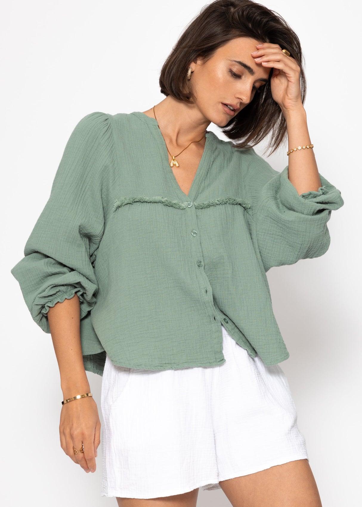Musselin Bluse mit V-Ausschnitt und Fransen - salbeigrün