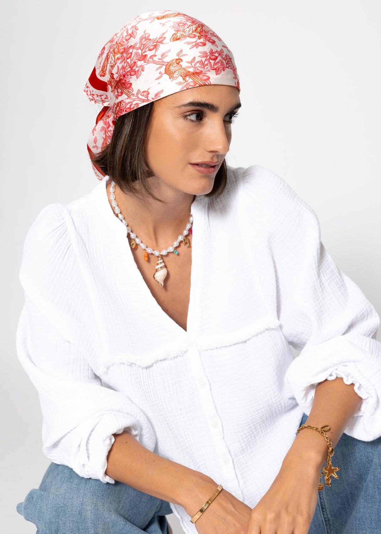 Muslin blouse with V-neck and fringes - white