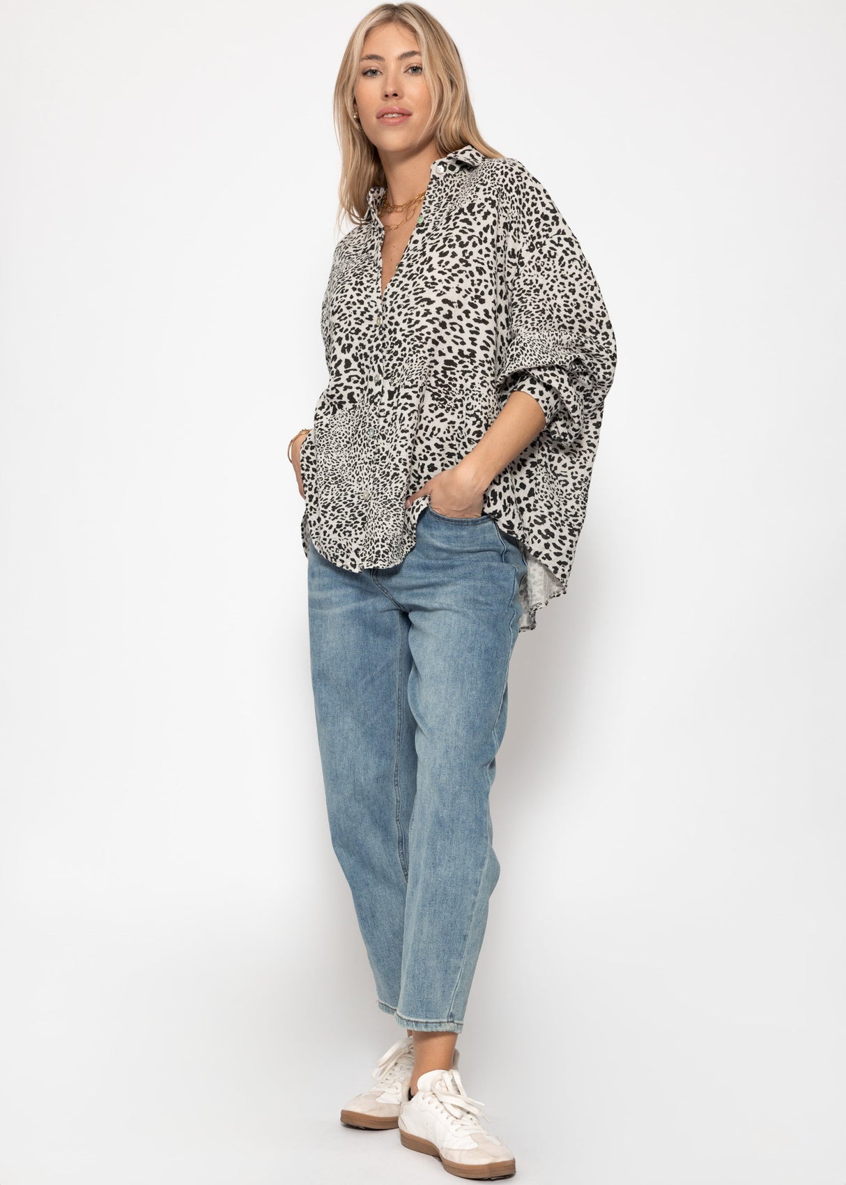 Musselin Bluse oversize, kurz, mit Leo-Print, hellbeige