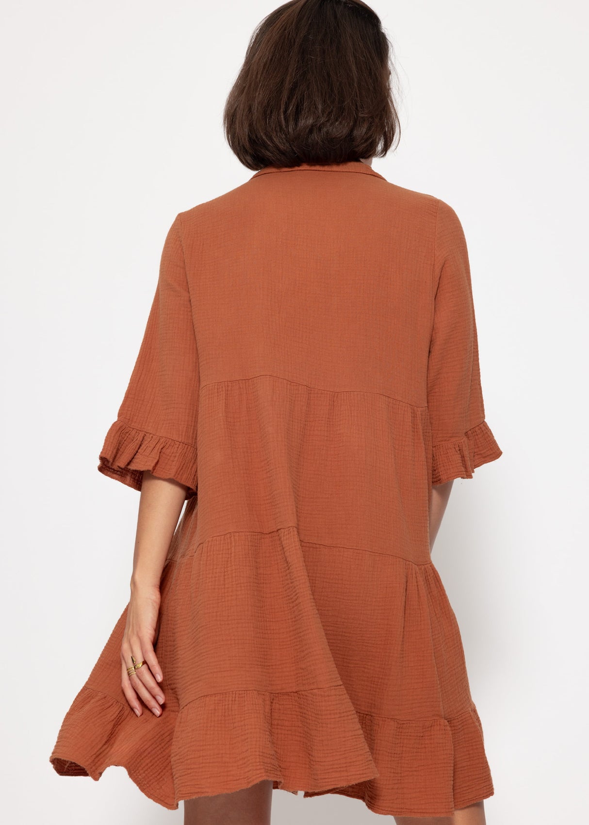 Musselin Kleid mit Volants - cognac