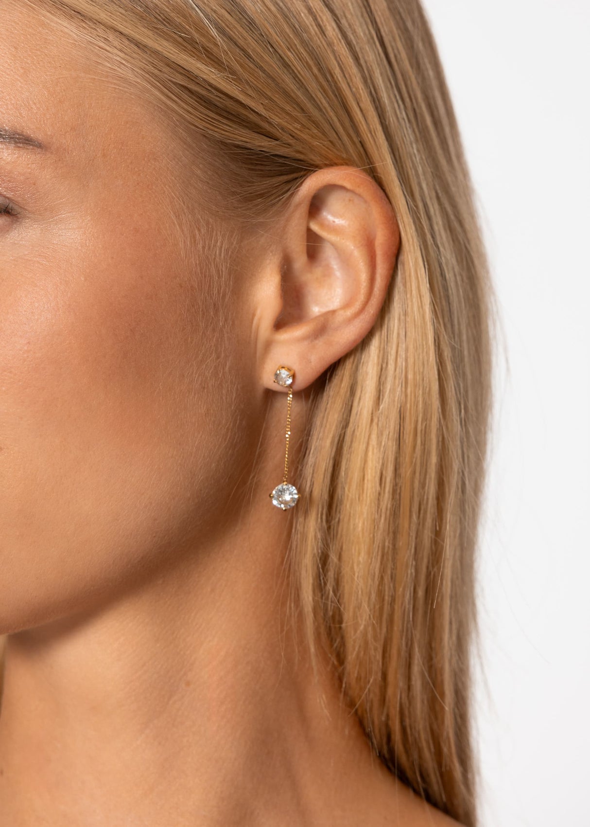 Ohrstecker mit hängendem funkelndem Stein - gold