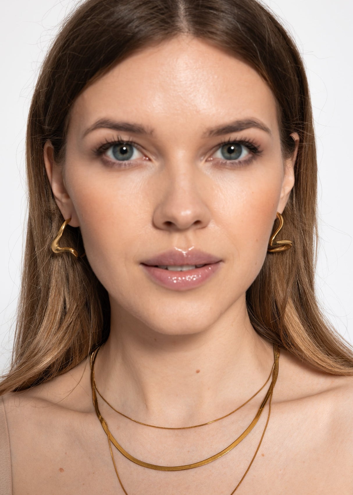 Organic wave-shaped stud earrings - gold