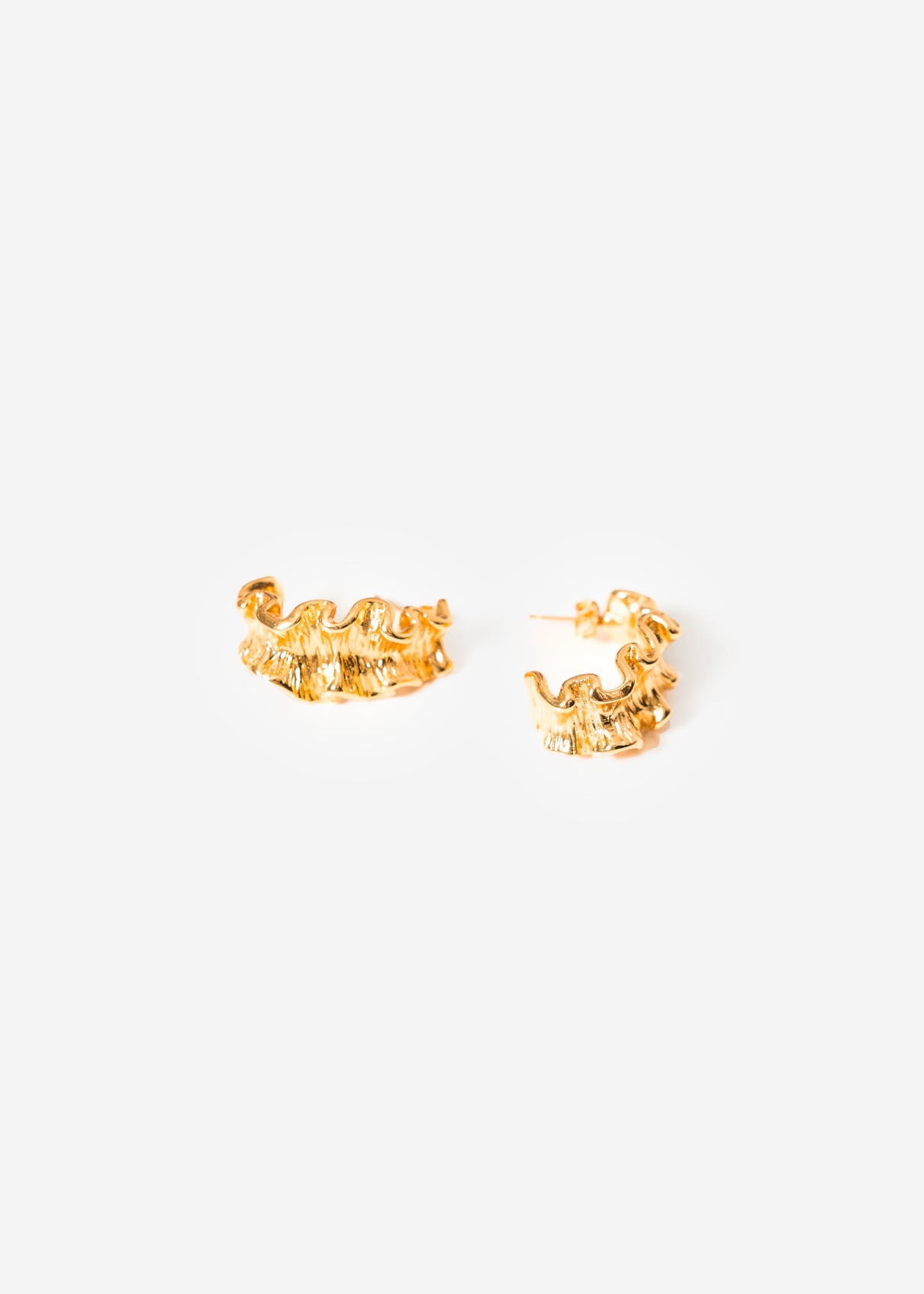 Ohrstecker in skulpturaler Form - gold