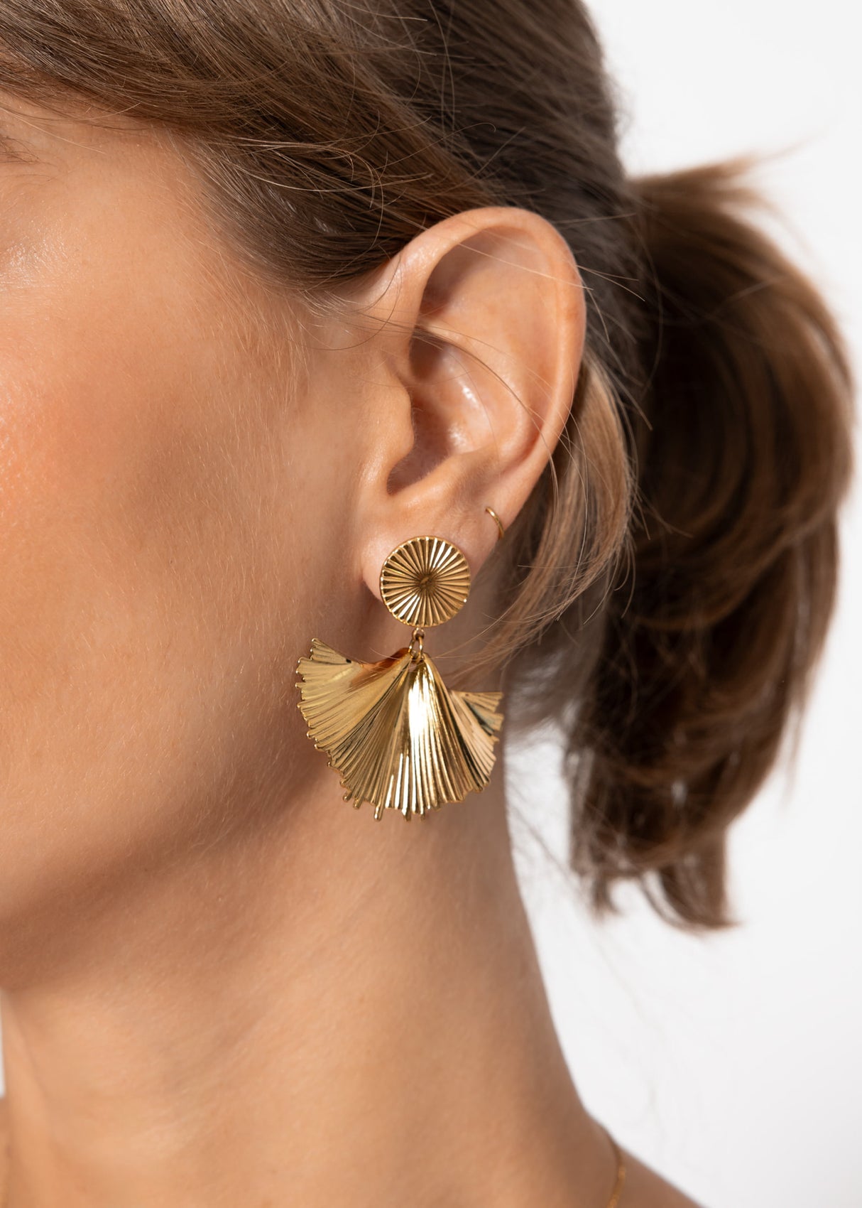 Earring with pendant - gold