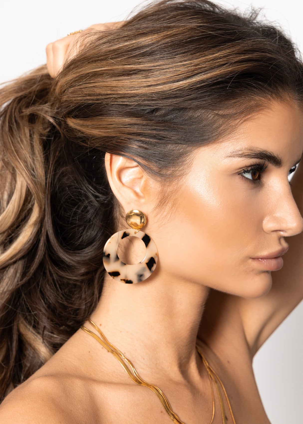 Ohrstecker mit braunem Anhänger - gold