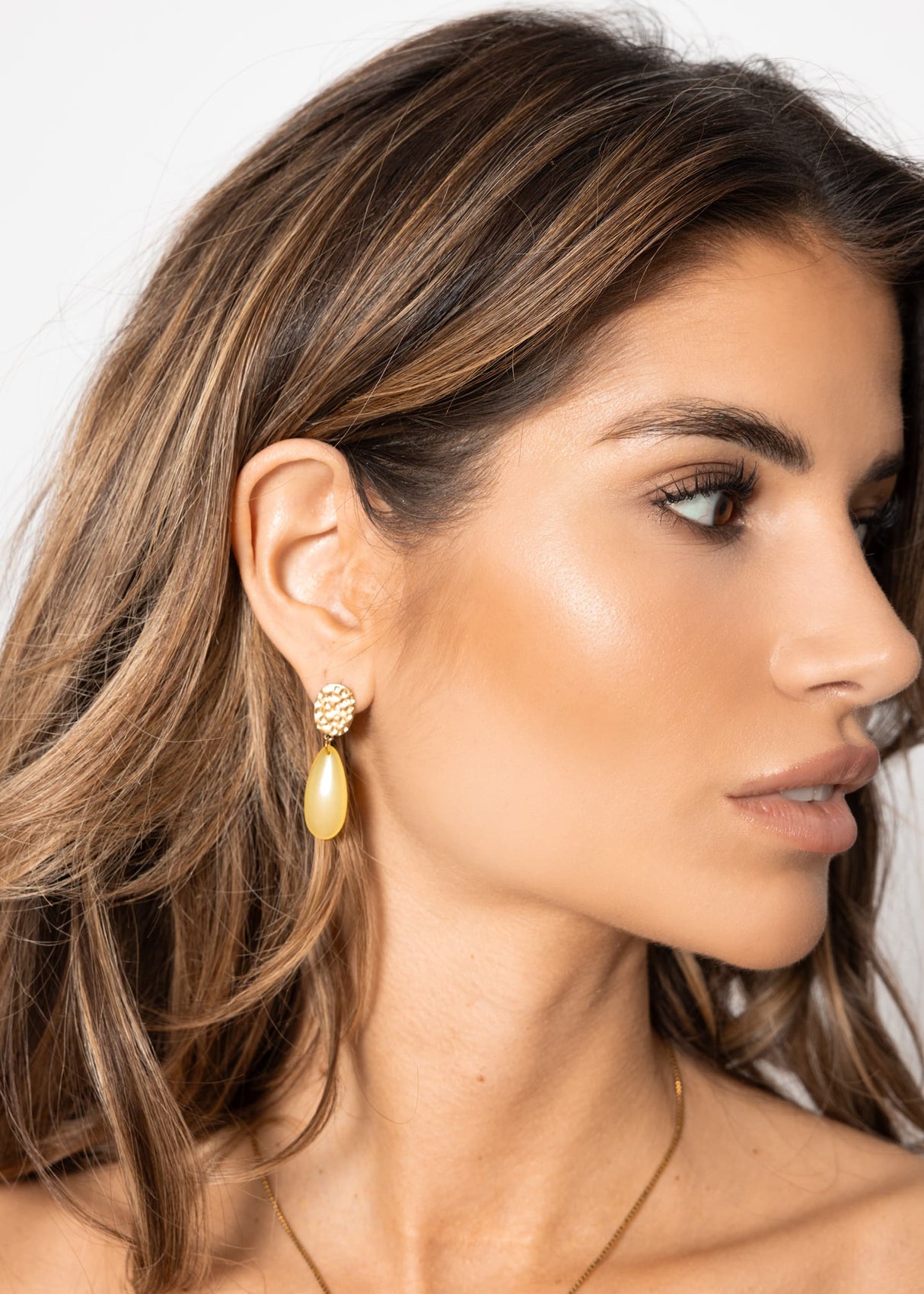 Earring with a yellow trailer - gold