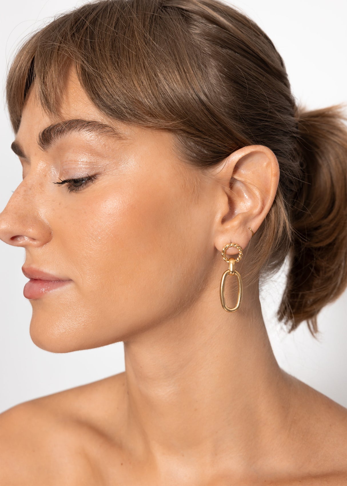 Ear connector with a hanging oval - gold
