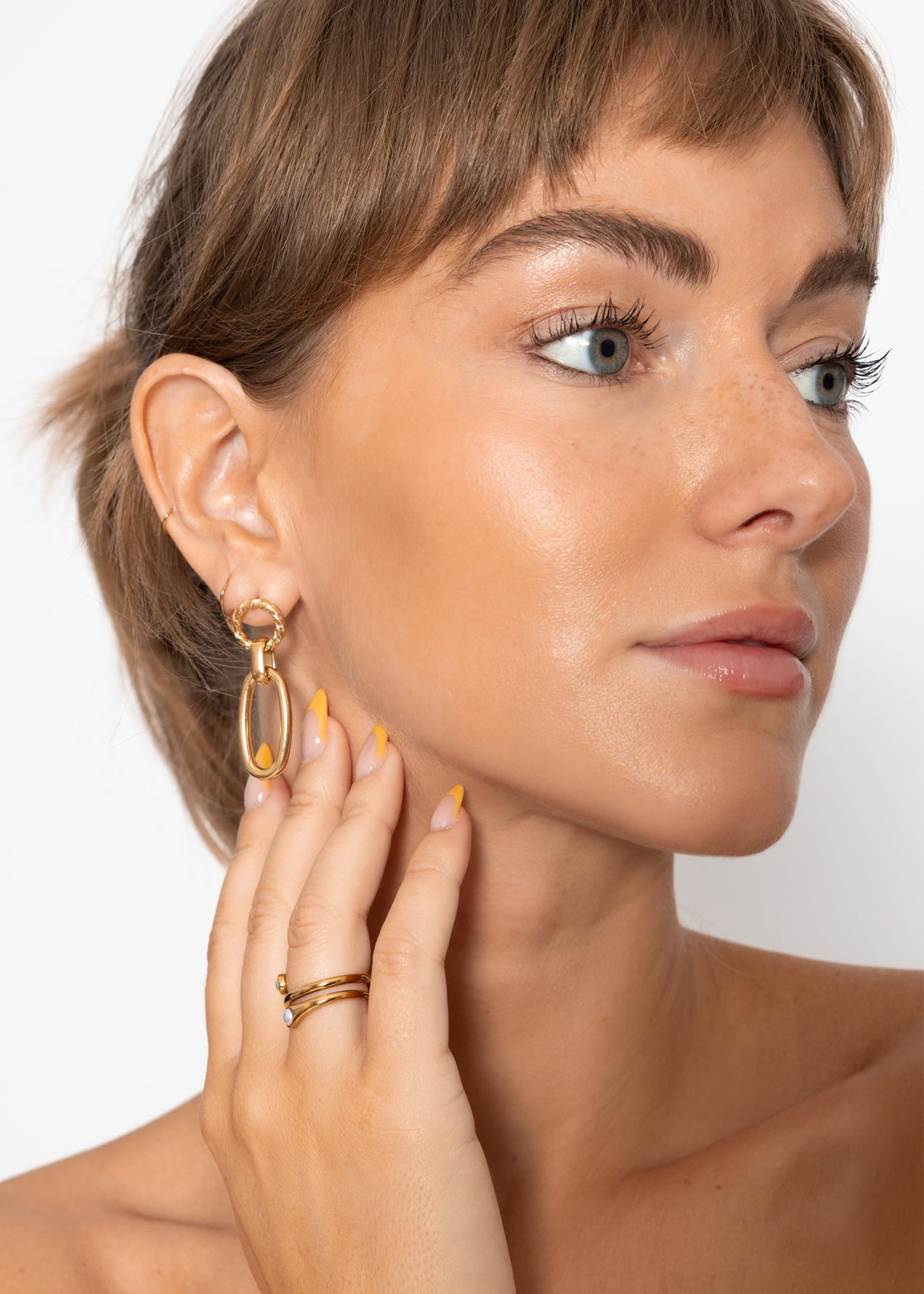 Ear connector with a hanging oval - gold