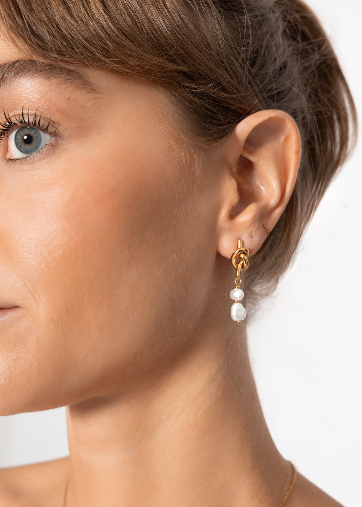 Ear connector with knot and pearl trailer - gold