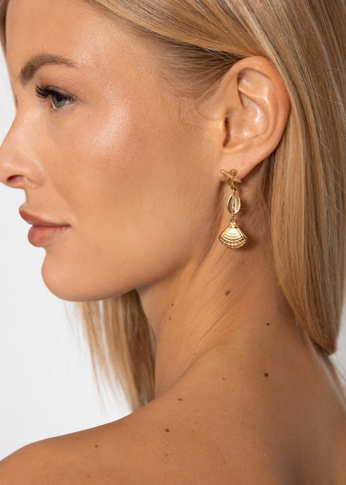 Stud earrings with shells and starfish - gold