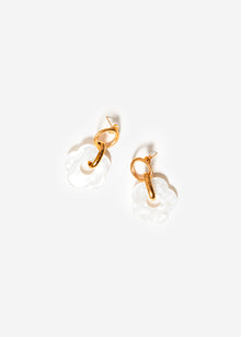 Ohrstecker mit weißem Blumenanhänger - gold