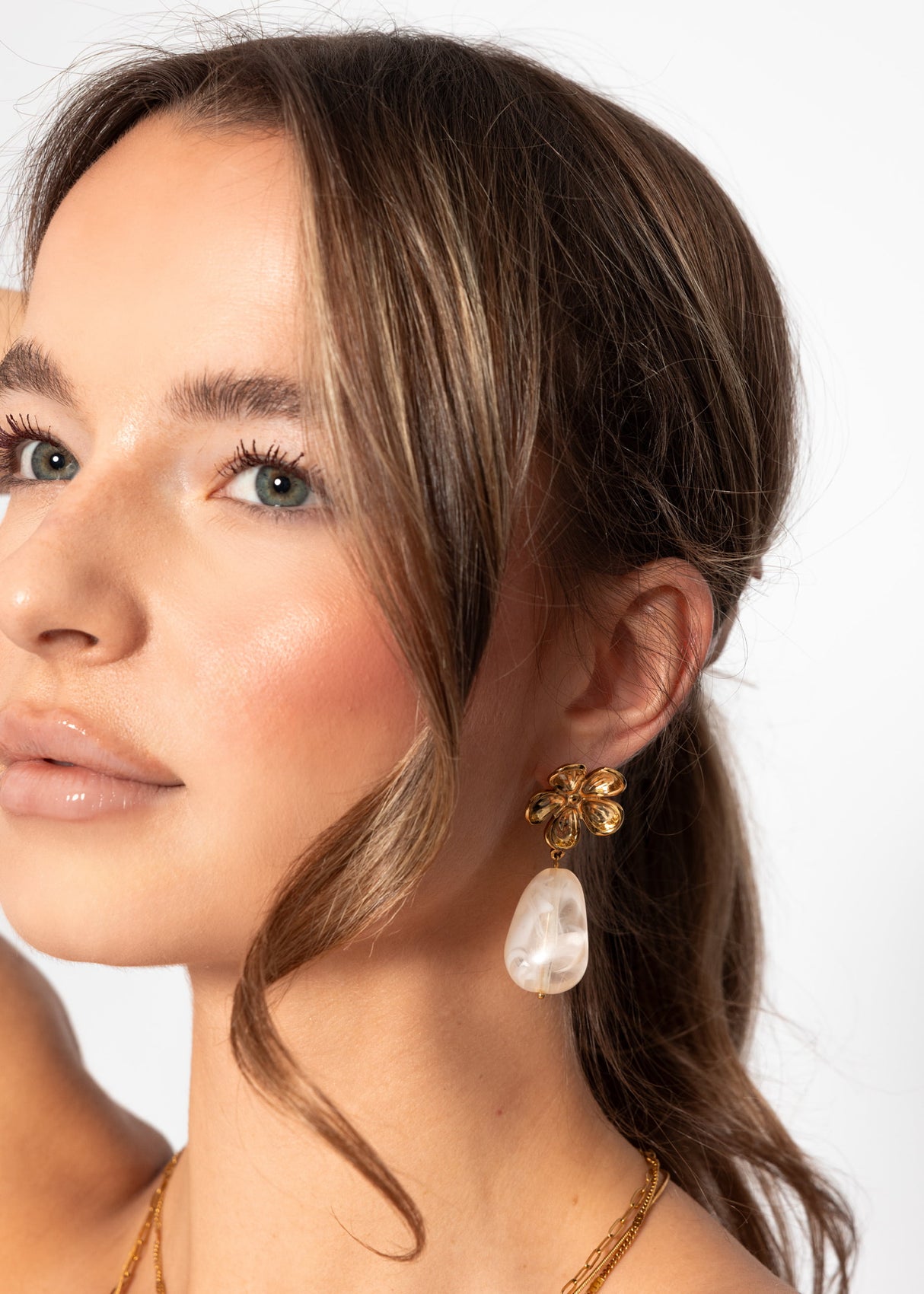 Stud earrings with pendant - gold