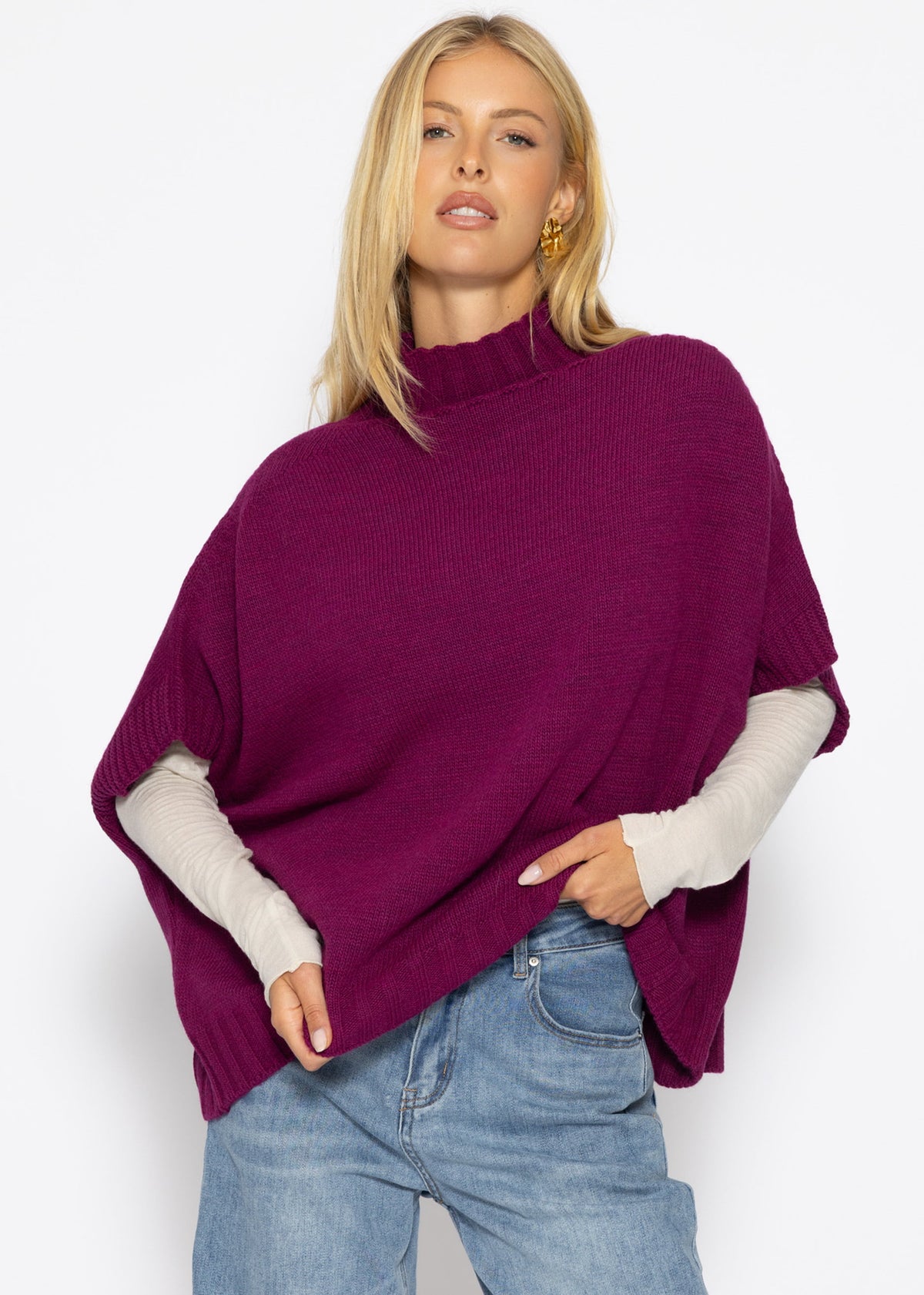 Oversize, ärmelloser Poncho mit Turtleneck - plum