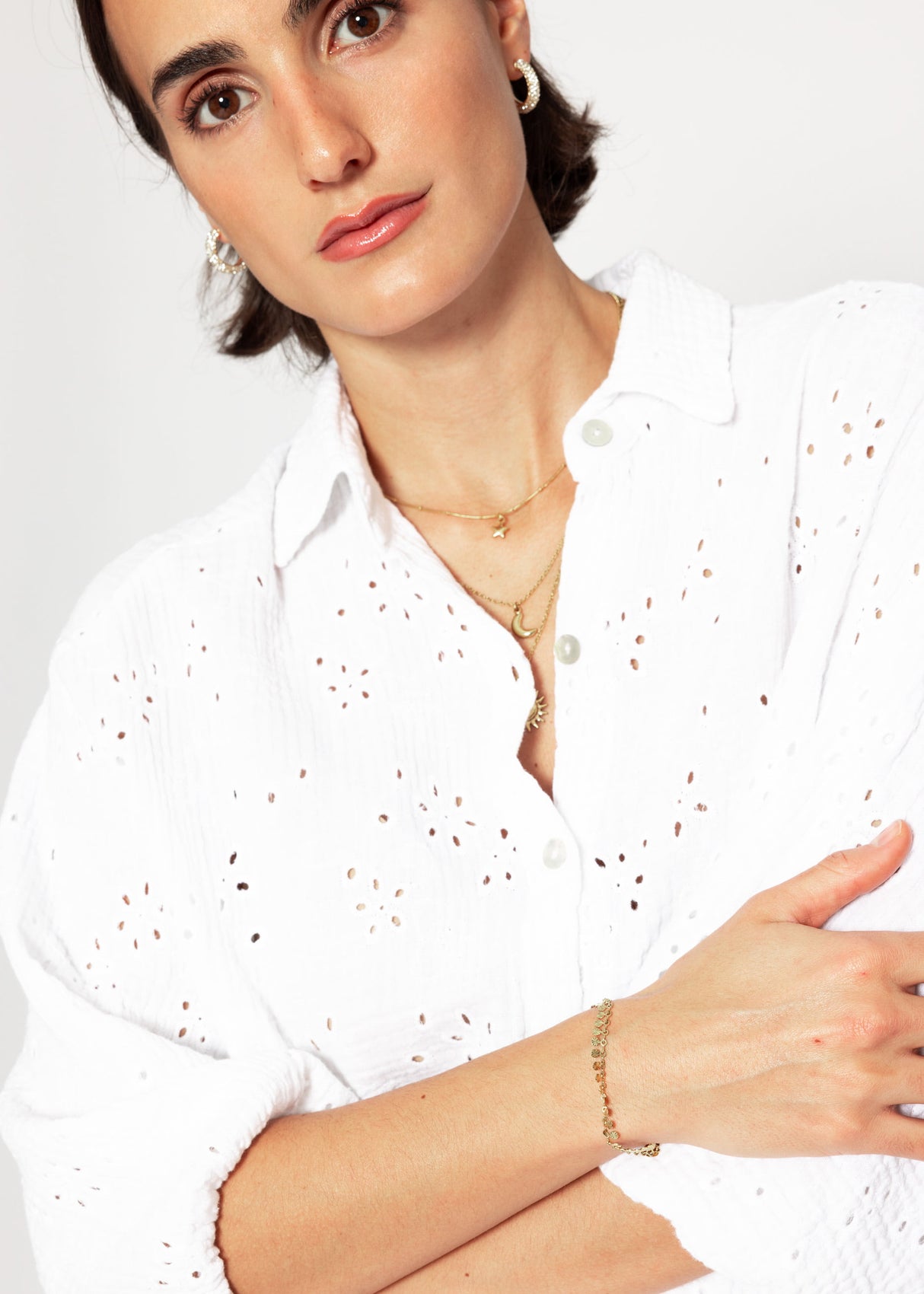 Short-sleeved muslin blouse with eyelet embroidery - white