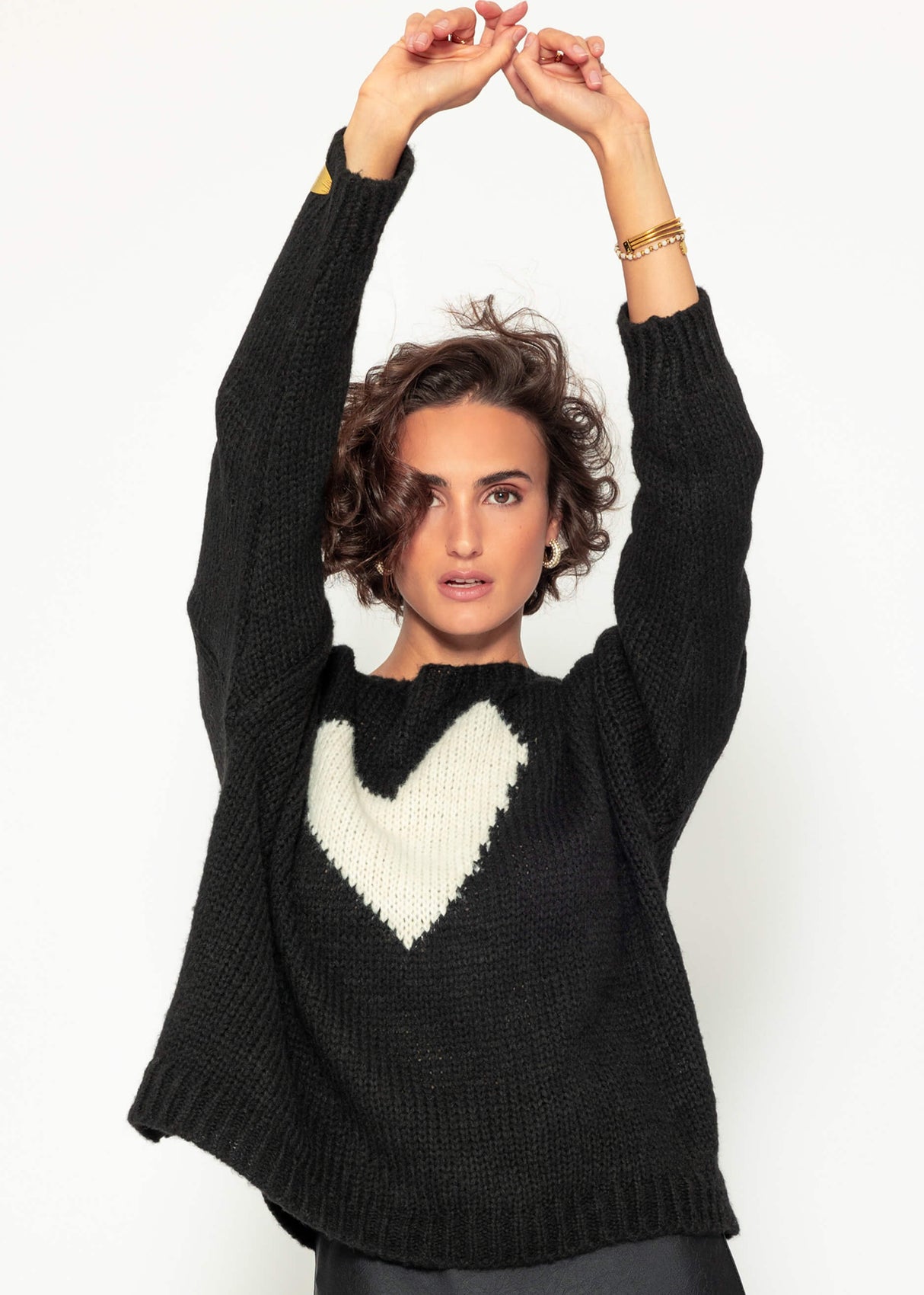 Oversize Pullover mit weißem Herz - schwarz