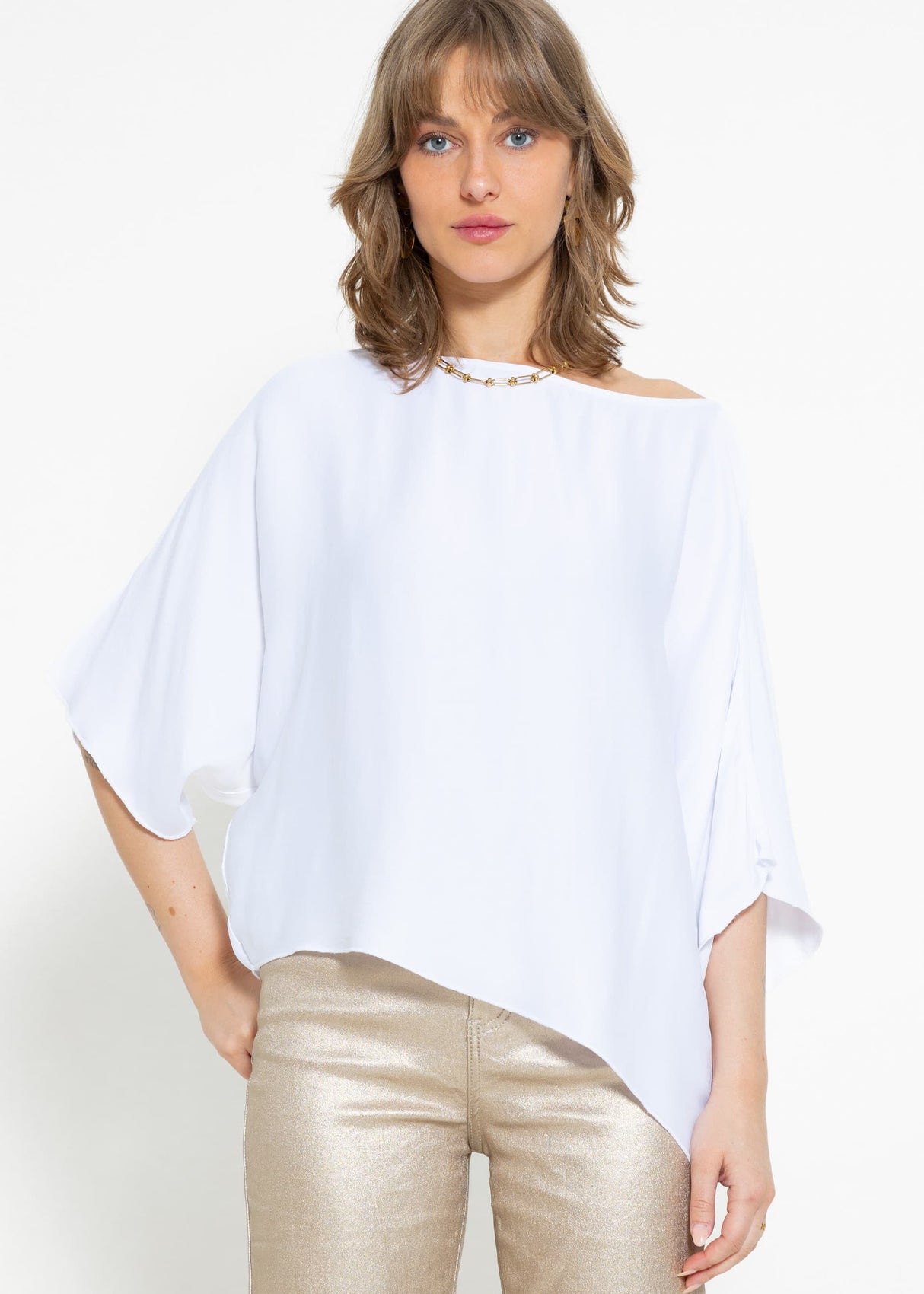 Oversize satin shirt with asymmetric hem - white