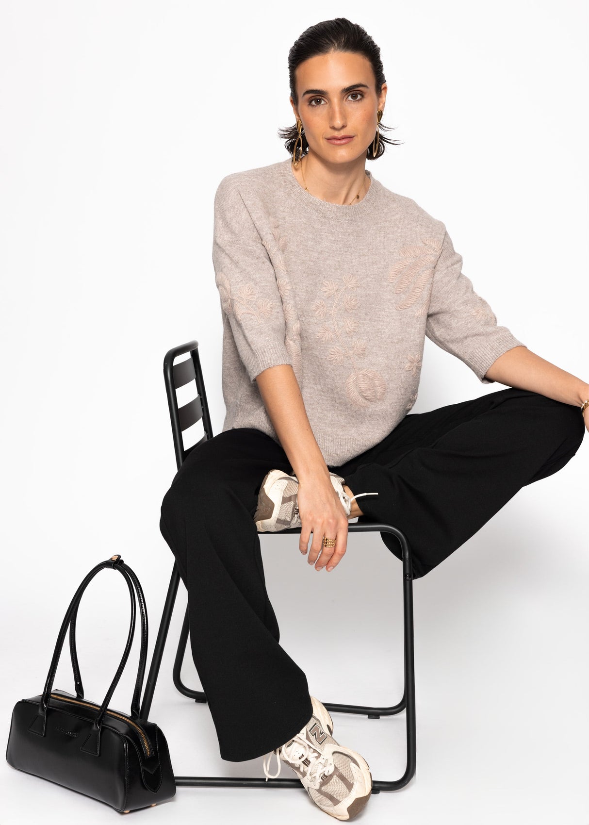 Sweater with floral embroidery - taupe