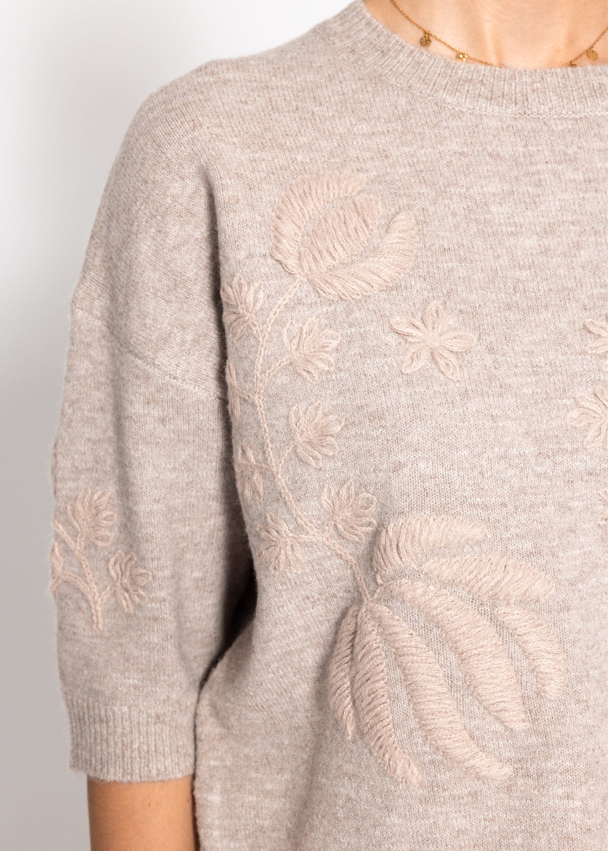 Sweater with floral embroidery - taupe