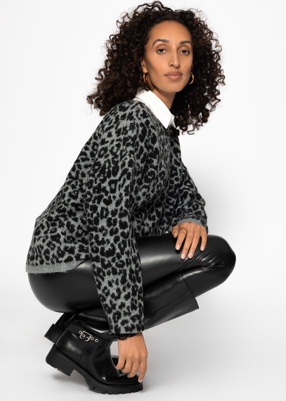 Pullover mit Leo-Muster - hellgrau