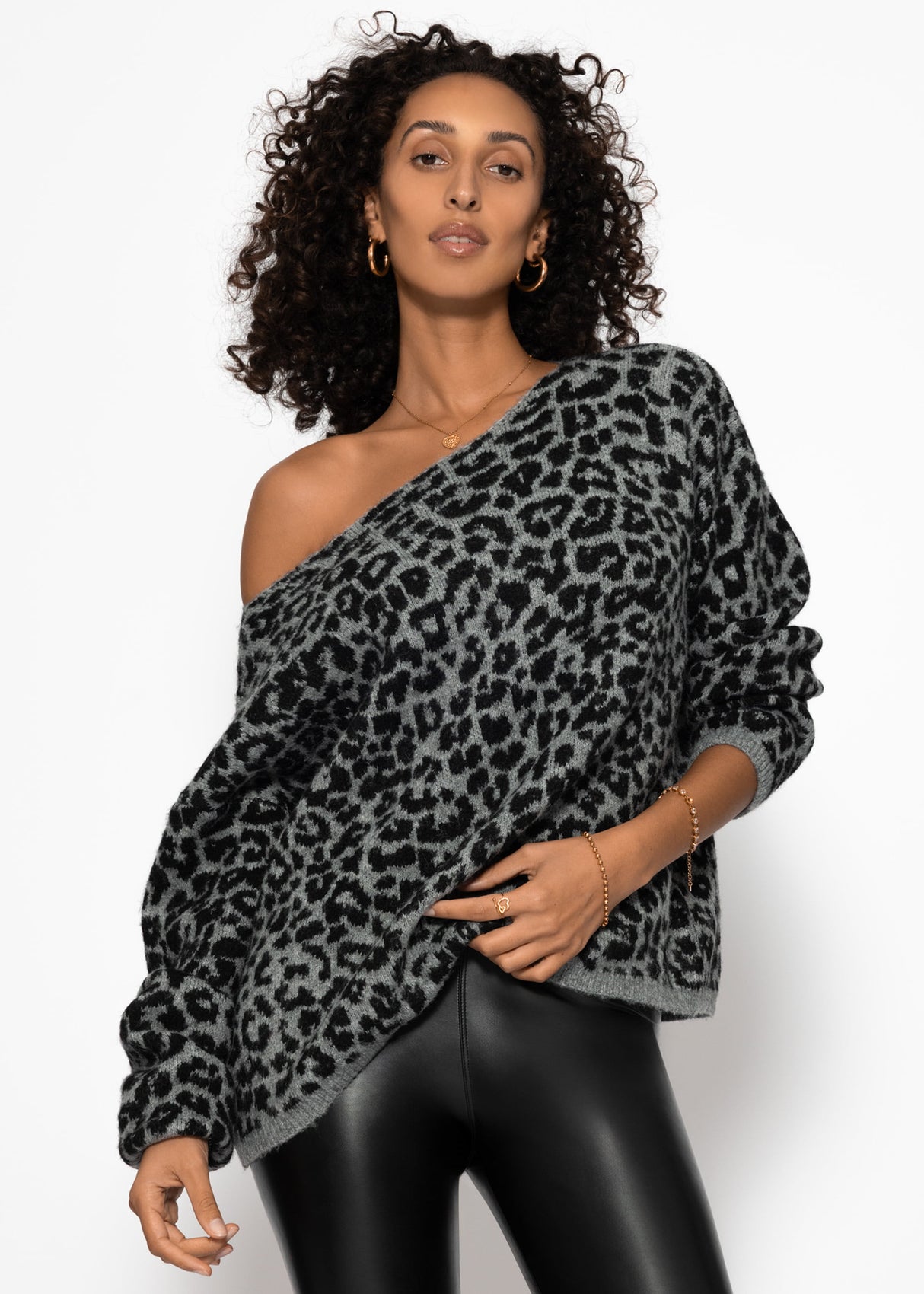 Pullover mit Leo-Muster - hellgrau