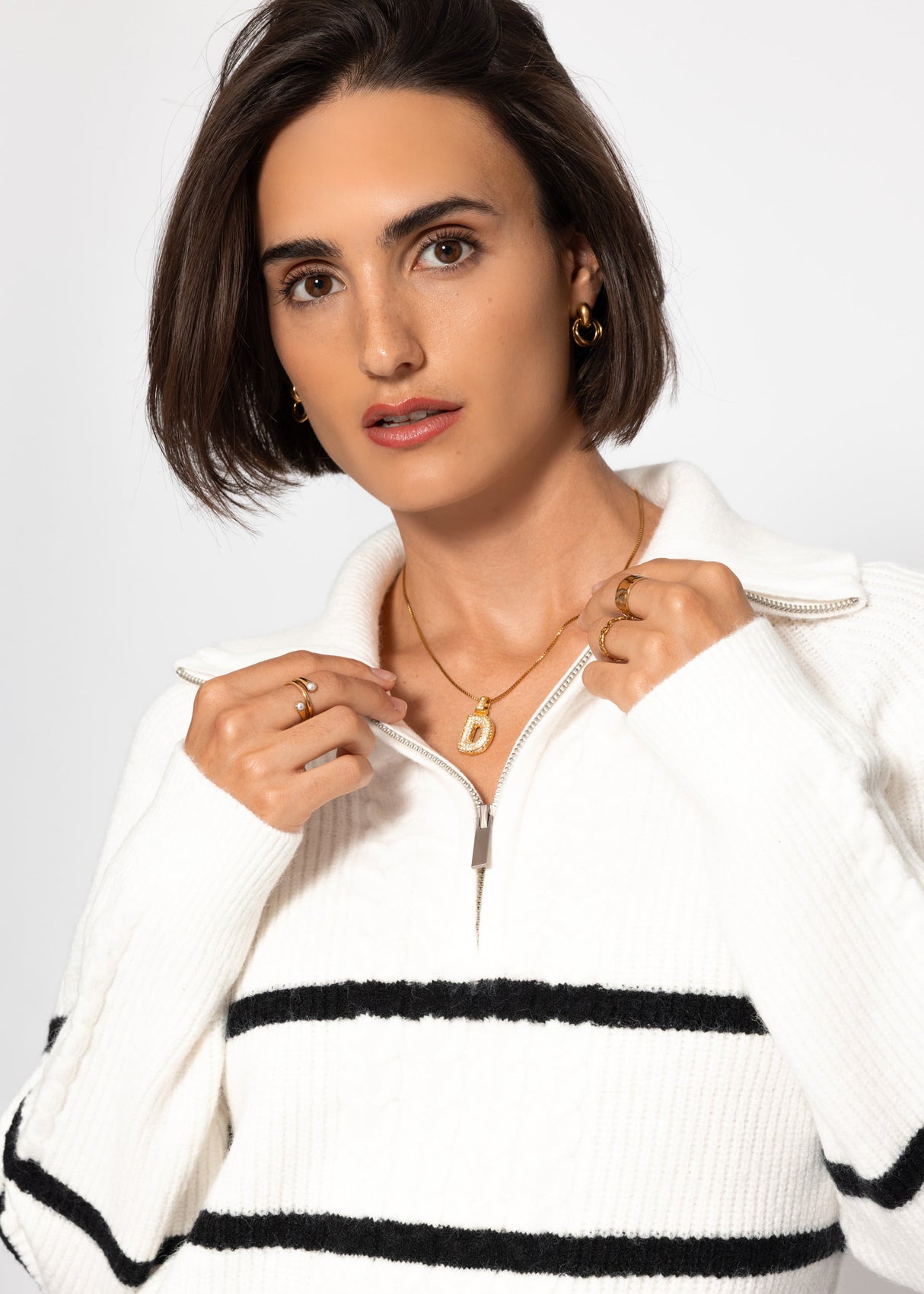 Sweater with zipper on the collar - off-white/black